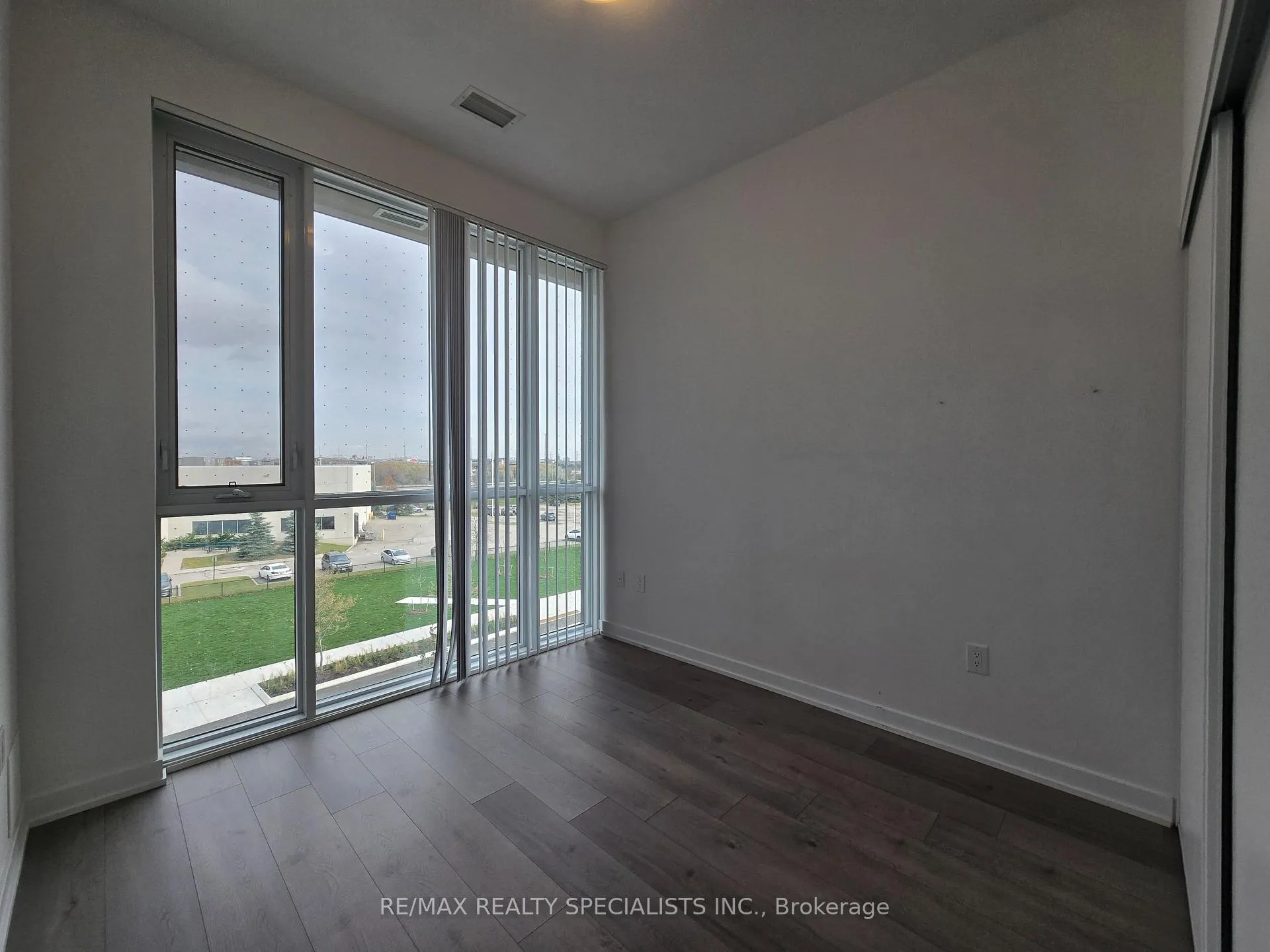 Photo 8 of Unit 317, 60 Honeycrisp Crescent, Vaughan, Vaughan Corporate Centre — HOMEH