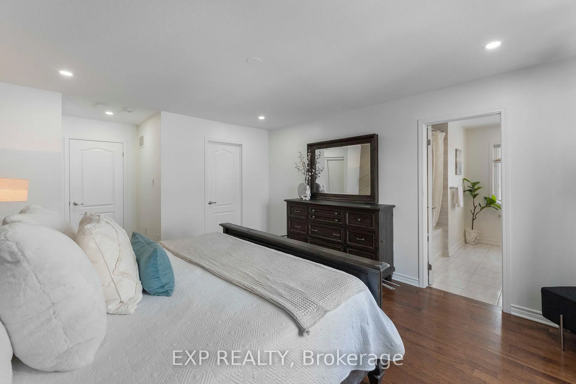 Photo 21 of 203 Grovehill Crescent, Kitchener — HOMEH