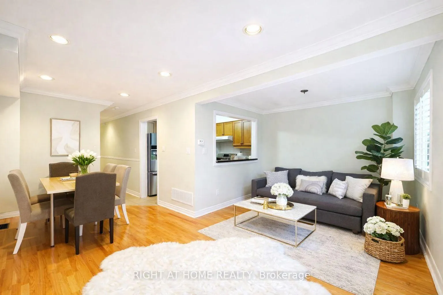 Photo 3 of 95 Giancola Crescent, Vaughan, Maple — HOMEH