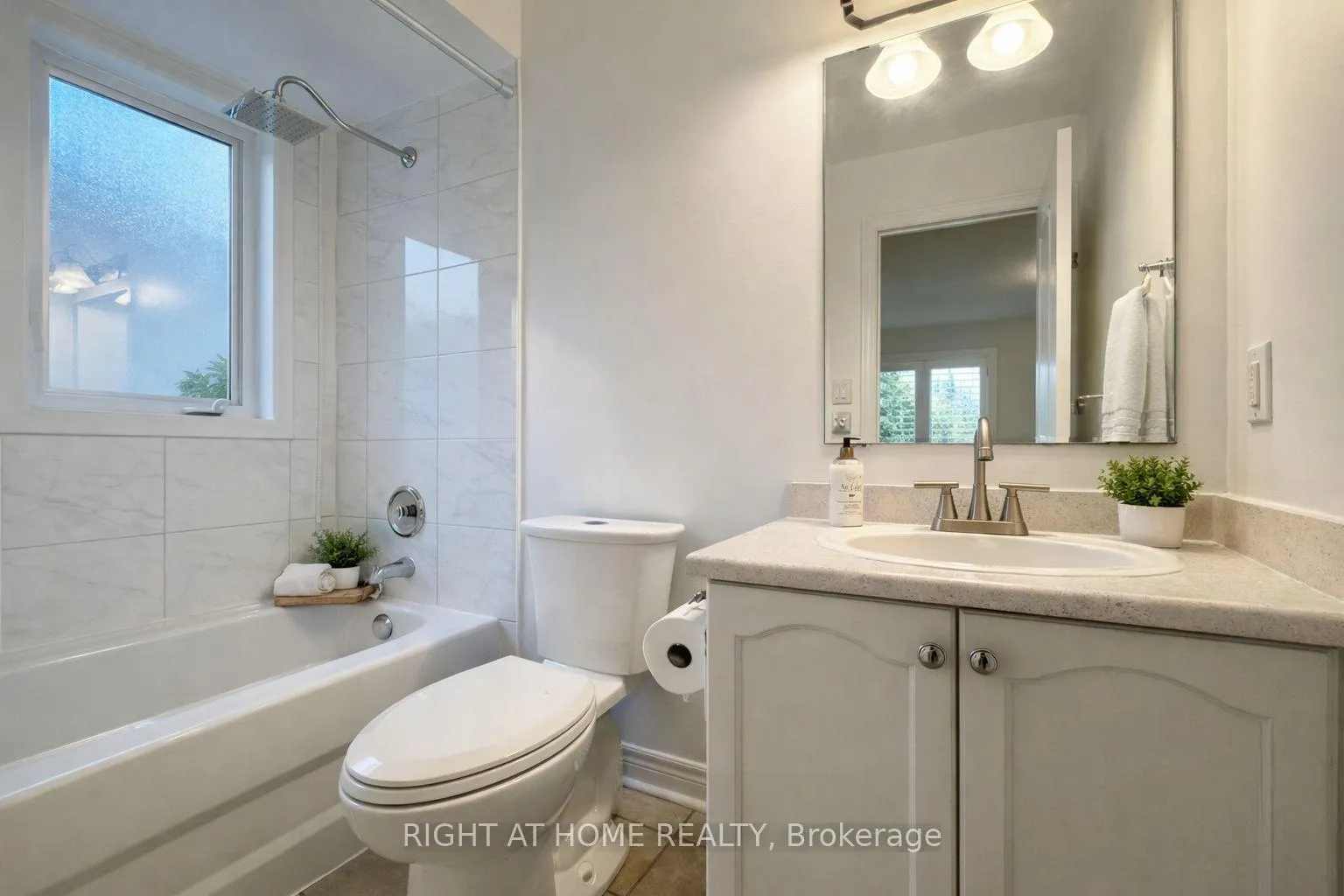 Photo 10 of 95 Giancola Crescent, Vaughan, Maple — HOMEH