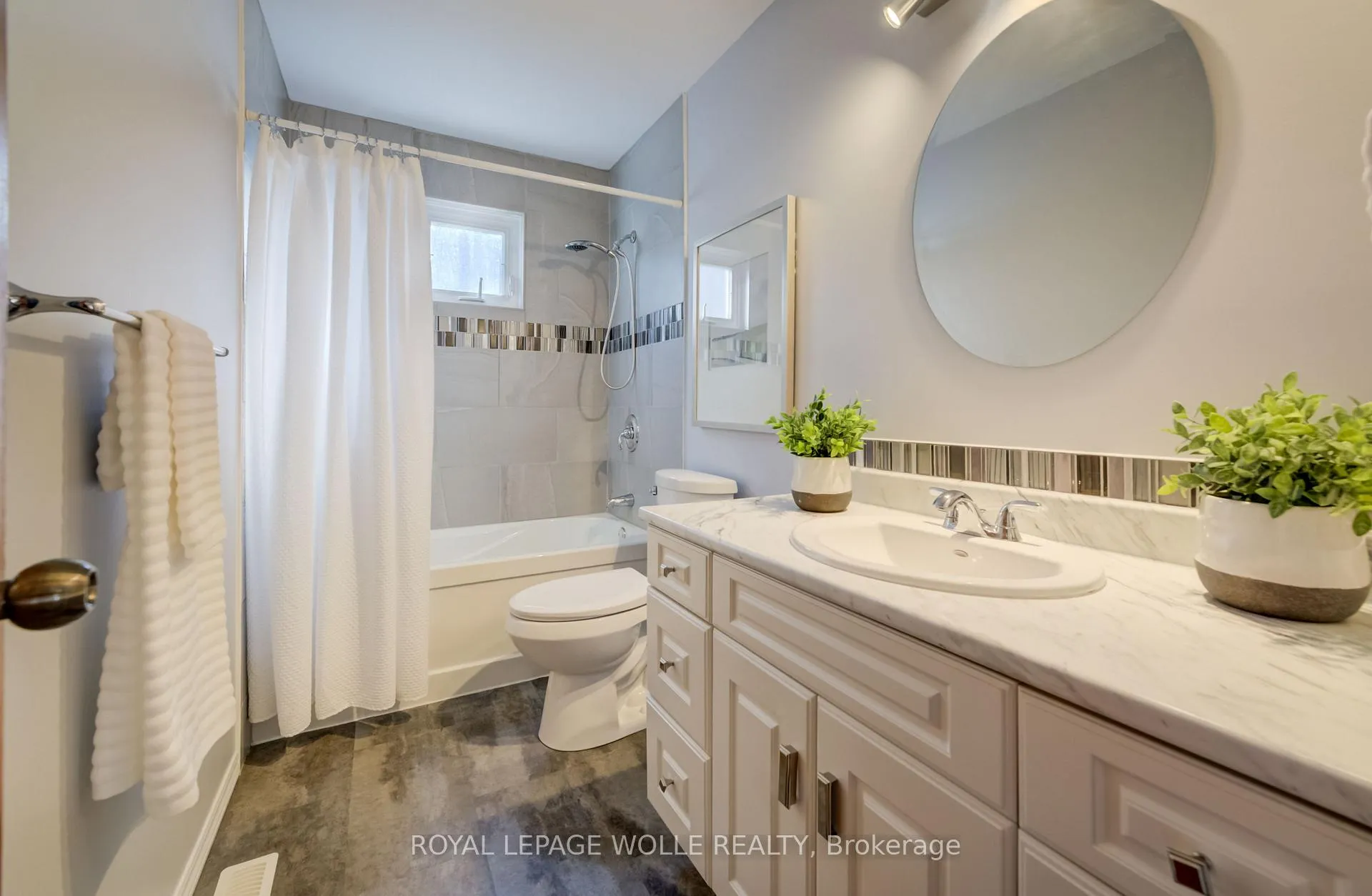 Photo 19 of 20 Royal Orchard Drive, Waterloo — HOMEH