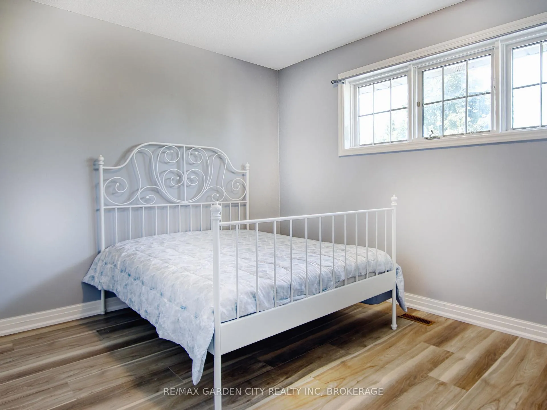 Photo 21 of 20 Chessington Street, St. Catharines, Grapeview — HOMEH