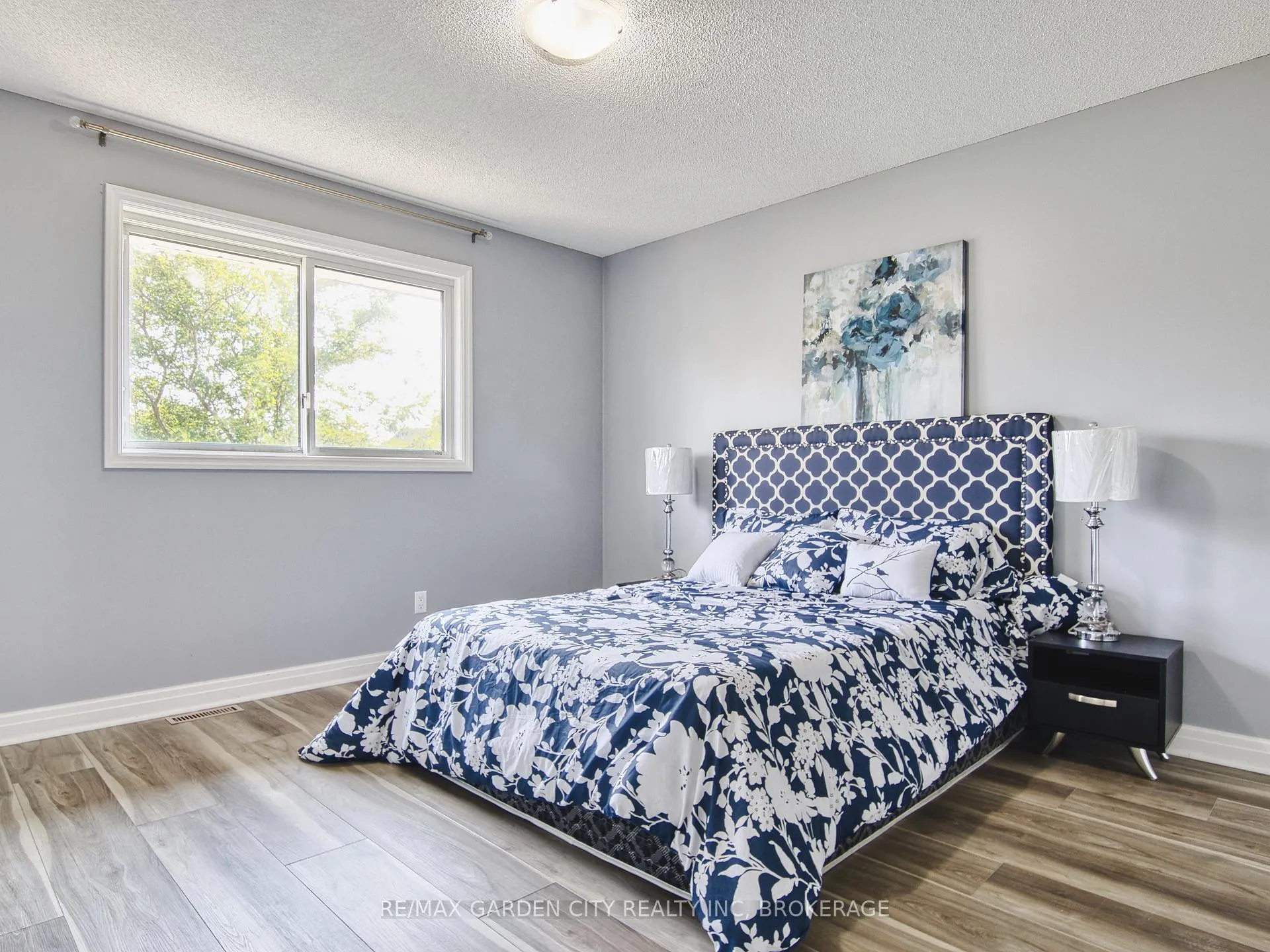 Photo 24 of 20 Chessington Street, St. Catharines, Grapeview — HOMEH