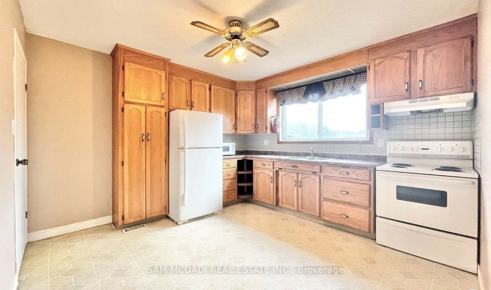 Photo 5 of 257 Thorncrest Drive, Waterloo — HOMEH