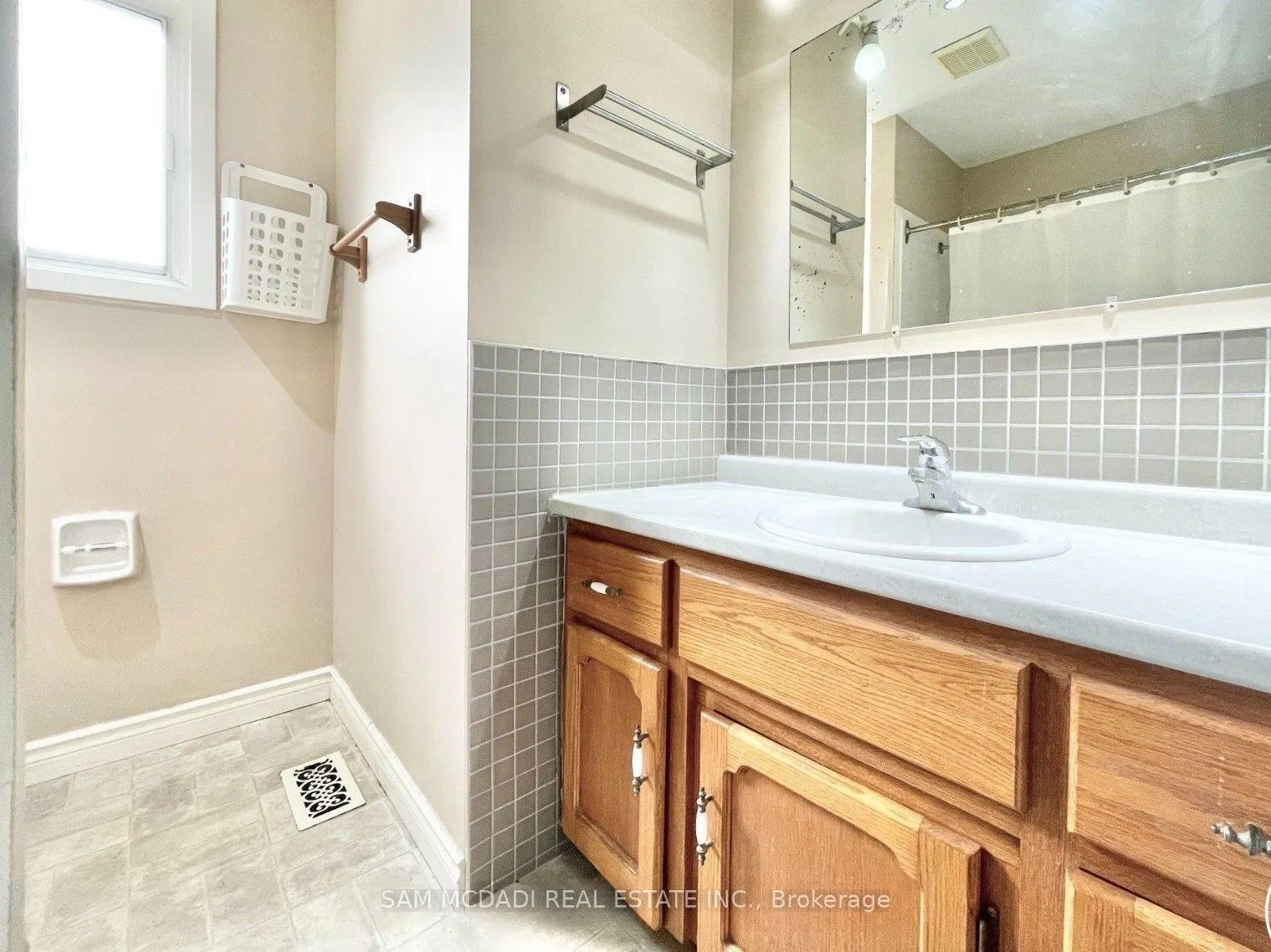 Photo 19 of 257 Thorncrest Drive, Waterloo — HOMEH