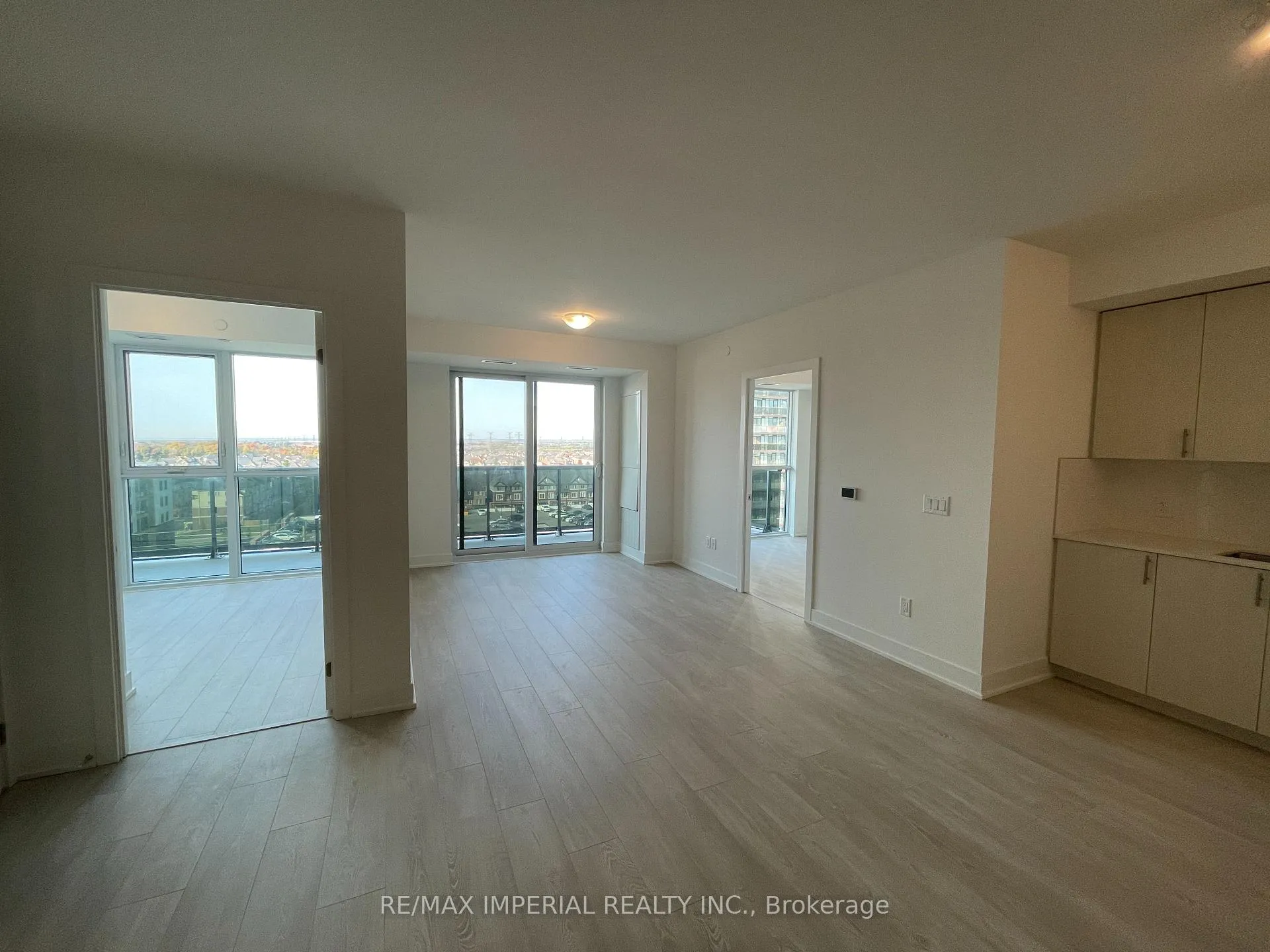 Photo 3 of Unit 808, 2545 Simcoe Street N, Oshawa, Windfields — HOMEH