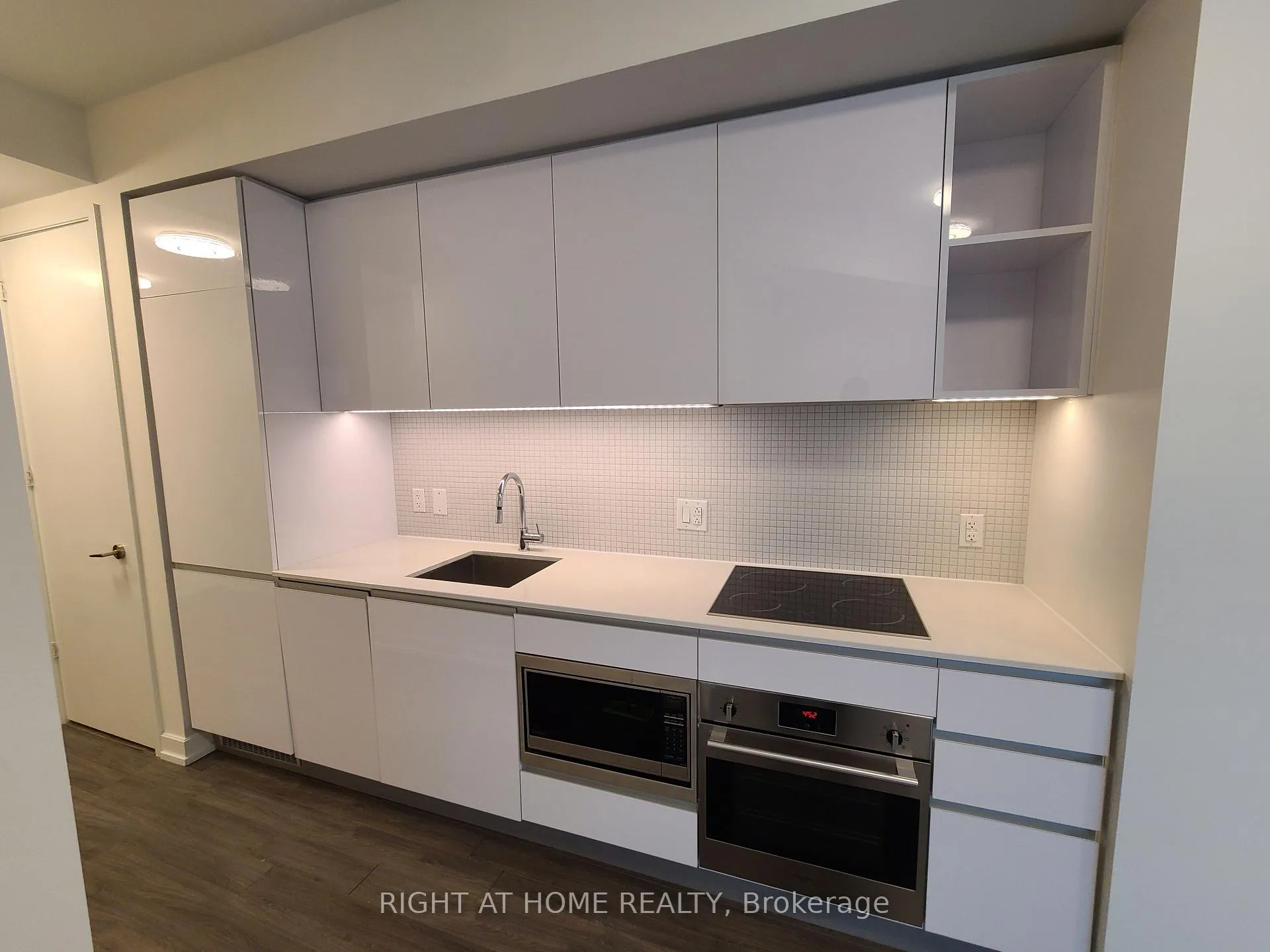 Photo 6 of Unit 425, 377 Madison Avenue, Toronto, Casa Loma — HOMEH