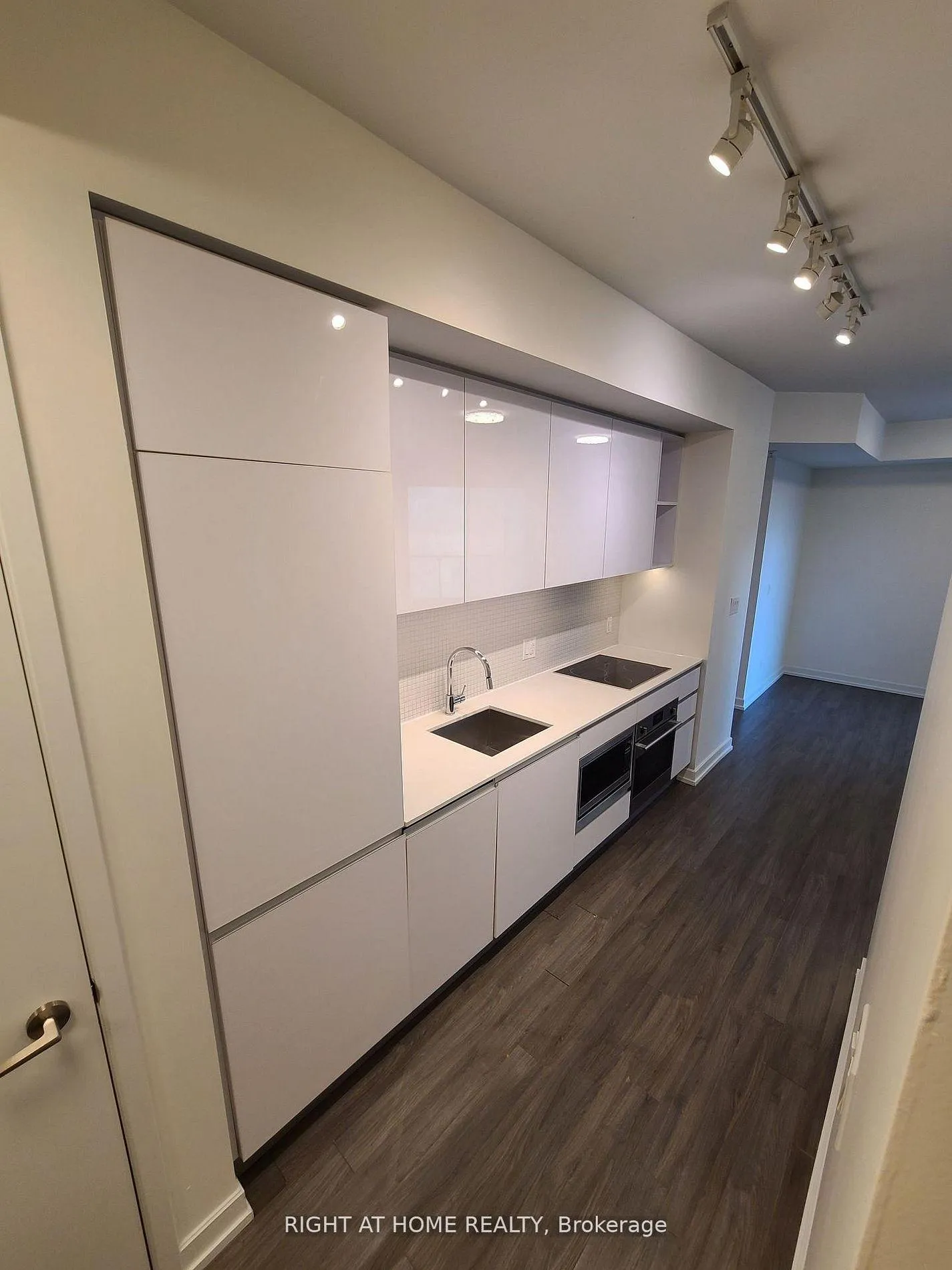 Photo 7 of Unit 425, 377 Madison Avenue, Toronto, Casa Loma — HOMEH