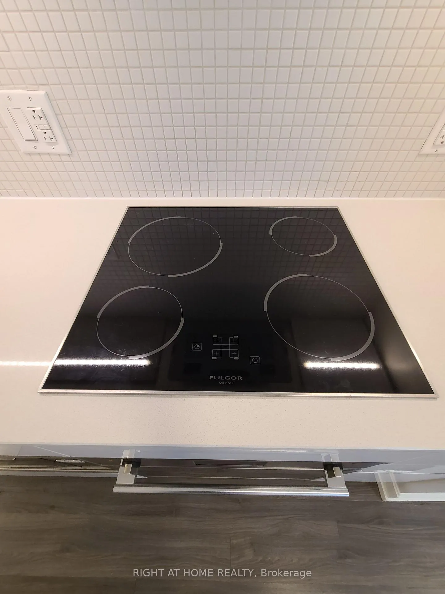 Photo 8 of Unit 425, 377 Madison Avenue, Toronto, Casa Loma — HOMEH