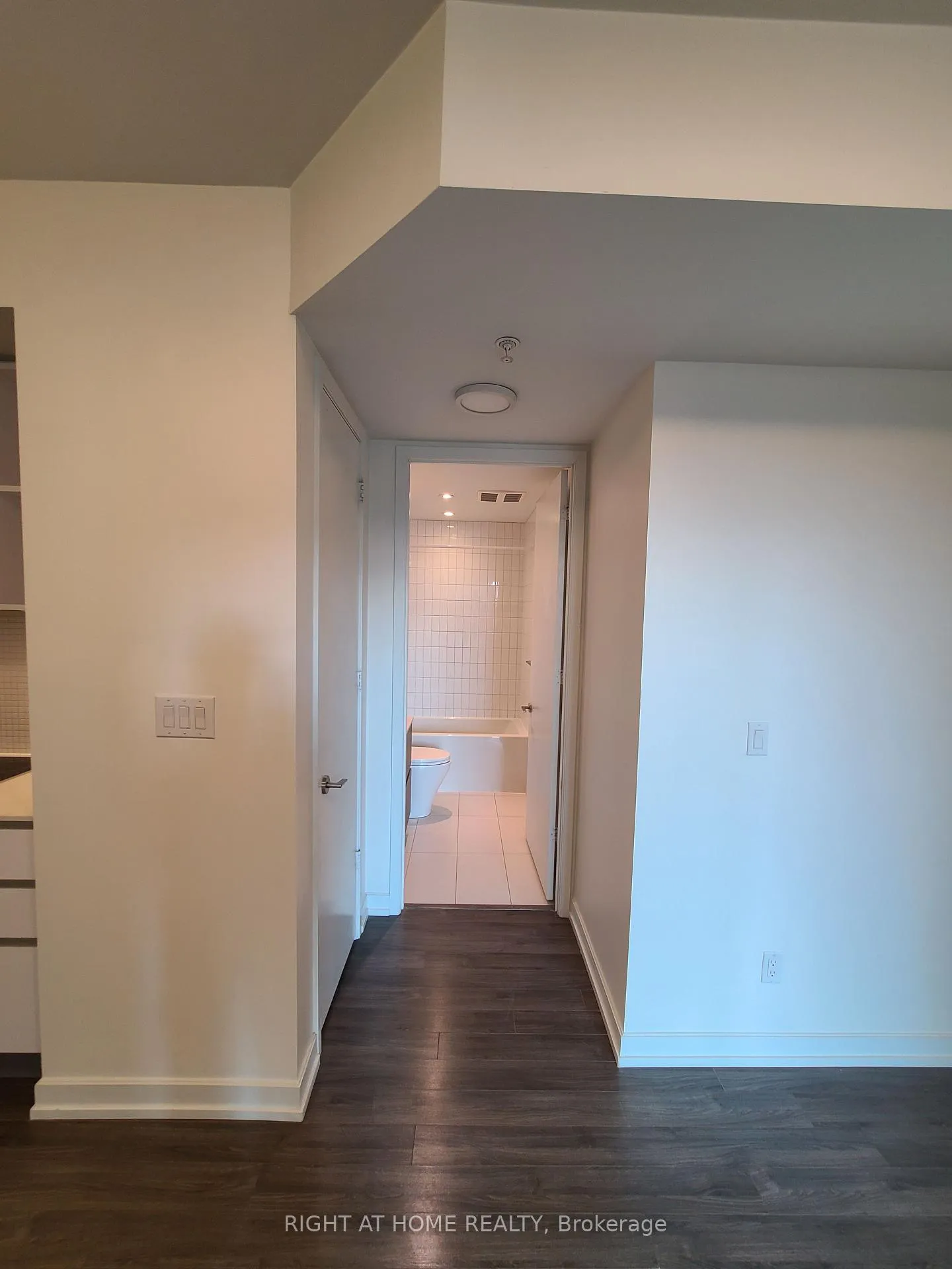 Photo 13 of Unit 425, 377 Madison Avenue, Toronto, Casa Loma — HOMEH