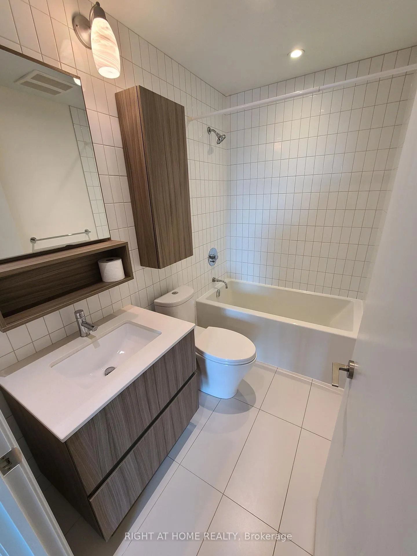 Photo 14 of Unit 425, 377 Madison Avenue, Toronto, Casa Loma — HOMEH