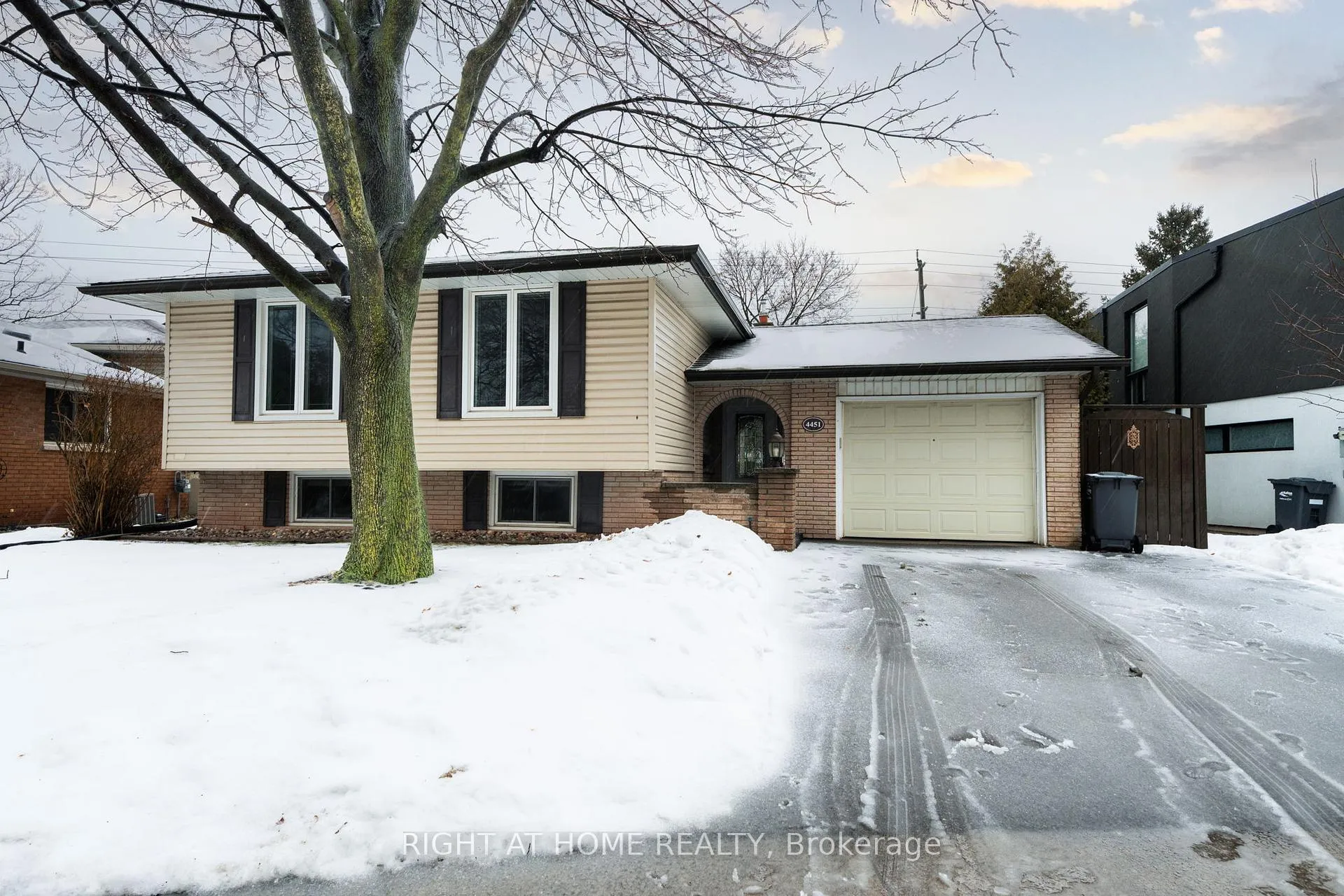Photo 1 of 4451 Bennett Road, Burlington, Shoreacres — HOMEH