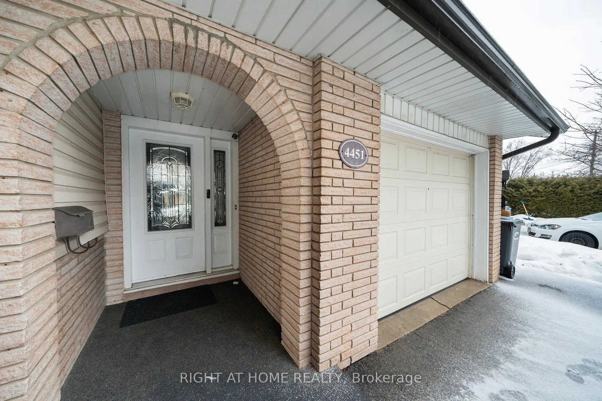 Photo 2 of 4451 Bennett Road, Burlington, Shoreacres — HOMEH