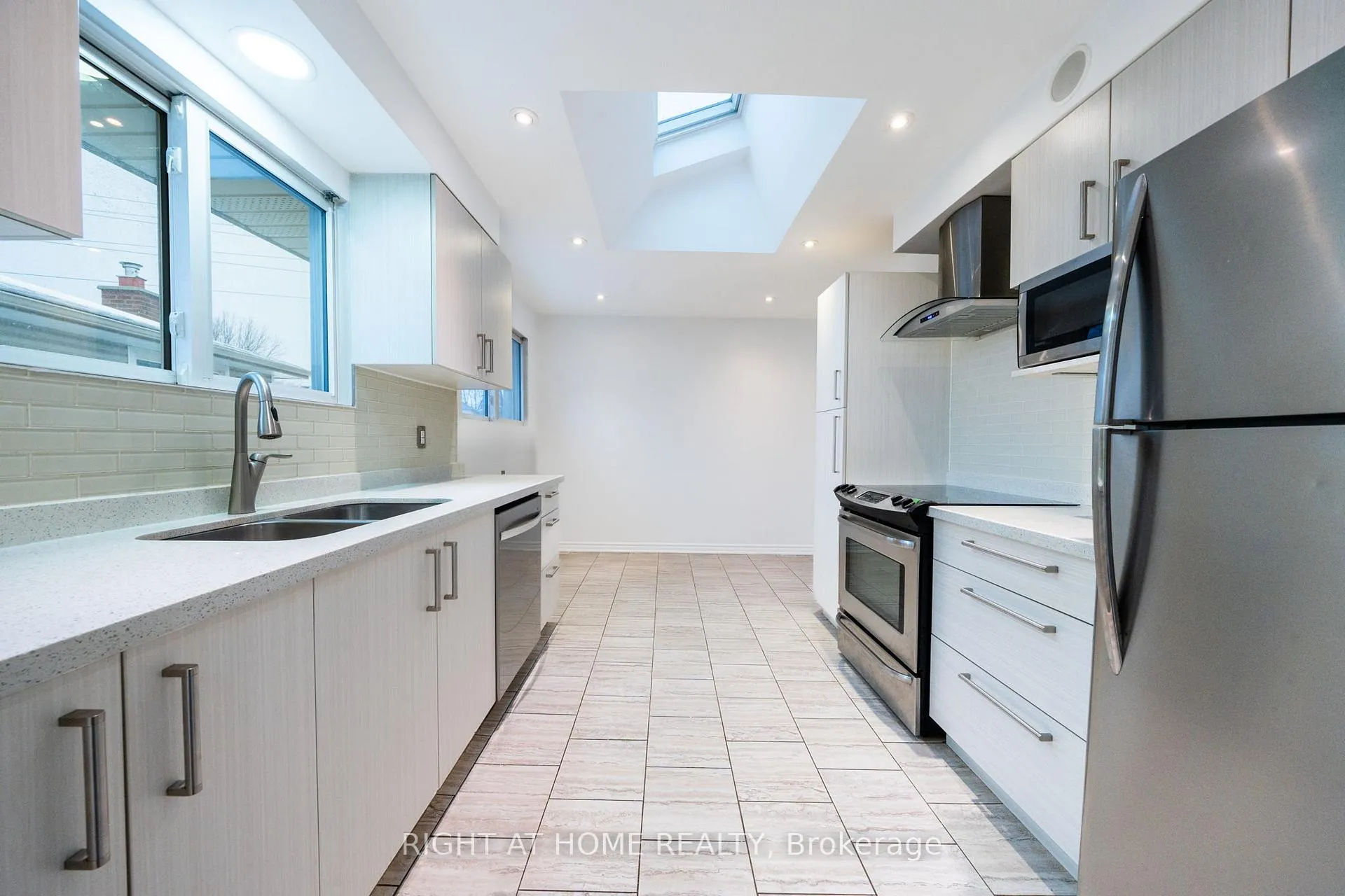 Photo 7 of 4451 Bennett Road, Burlington, Shoreacres — HOMEH