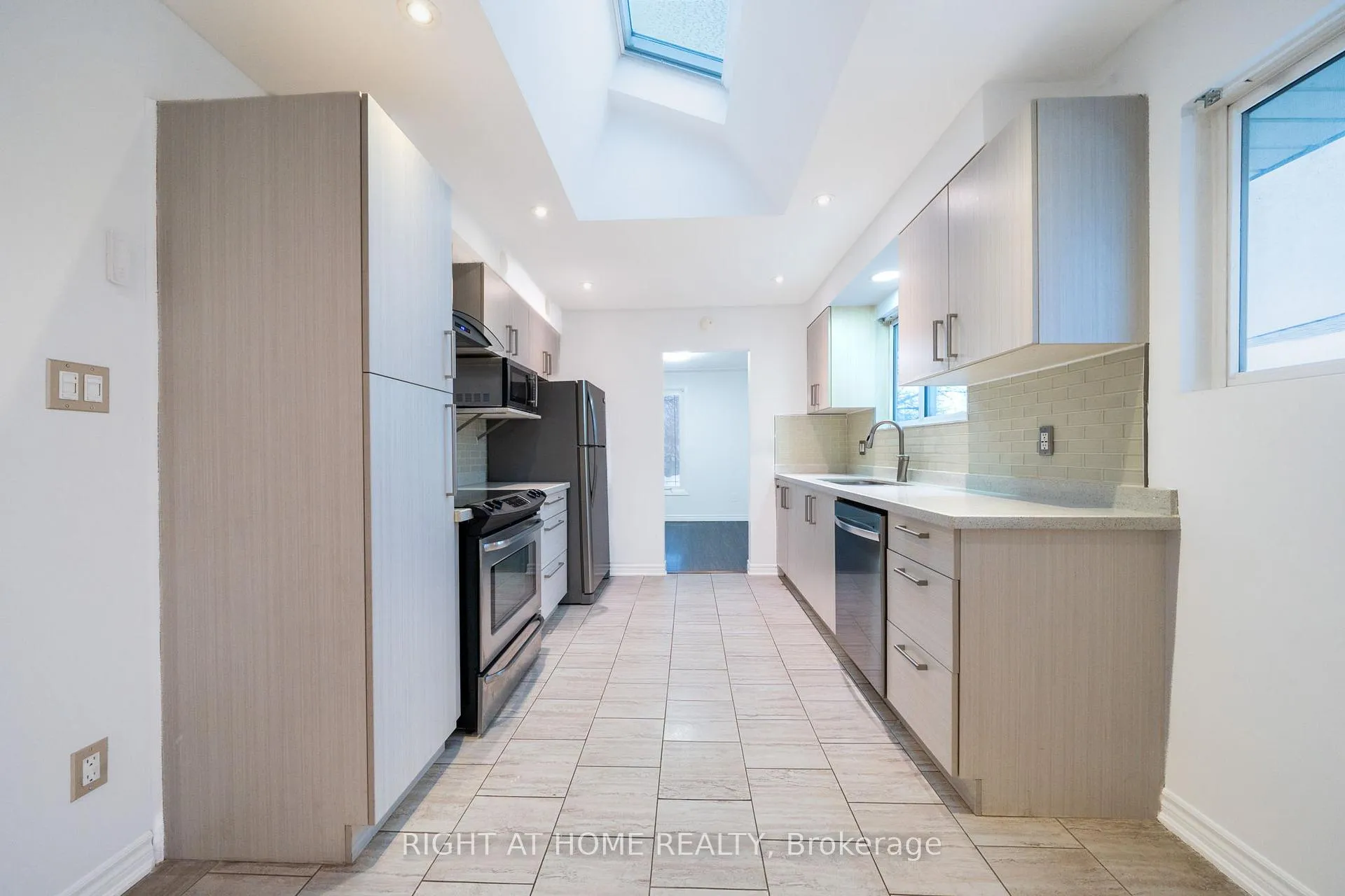 Photo 10 of 4451 Bennett Road, Burlington, Shoreacres — HOMEH