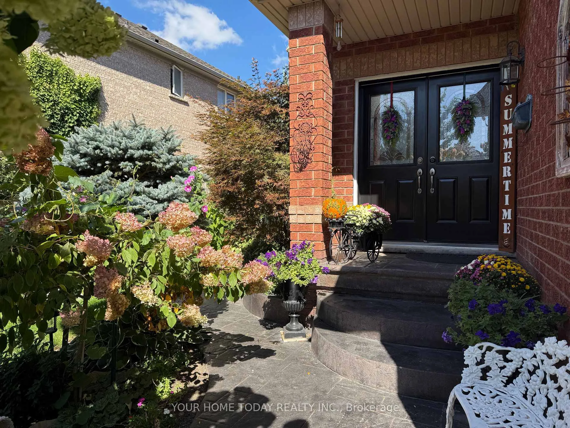 Photo 4 of 45 Forsyth Crescent, Halton Hills, Georgetown — HOMEH