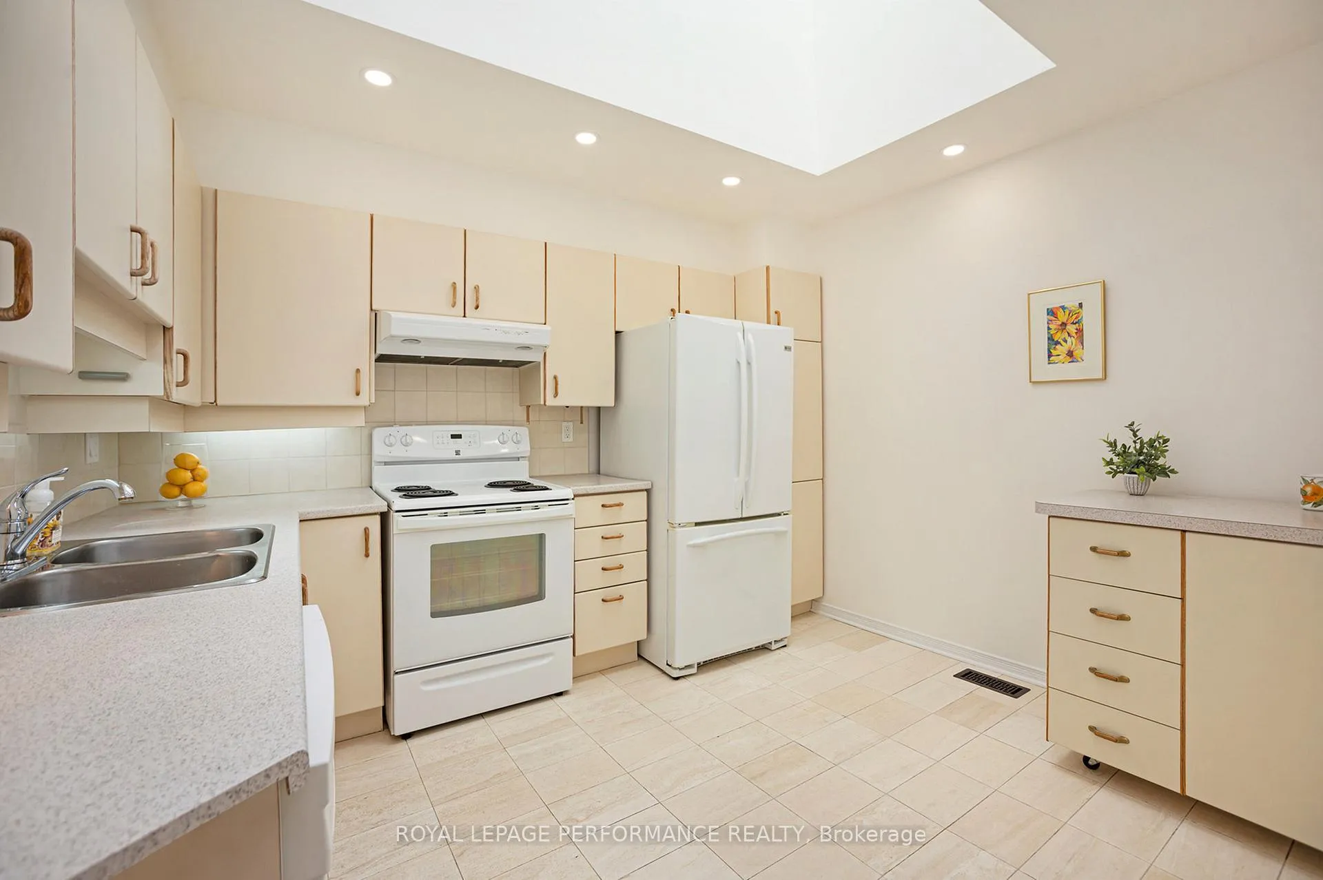 Photo 10 of 81 Waterford Drive, Ottawa, Pineglen/Country Place — HOMEH