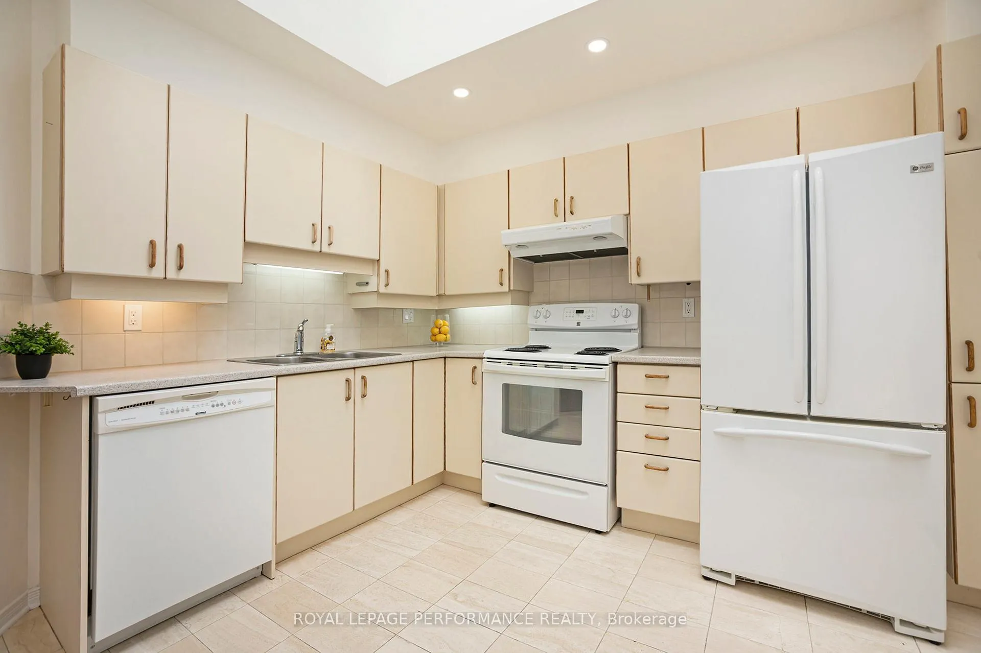 Photo 11 of 81 Waterford Drive, Ottawa, Pineglen/Country Place — HOMEH