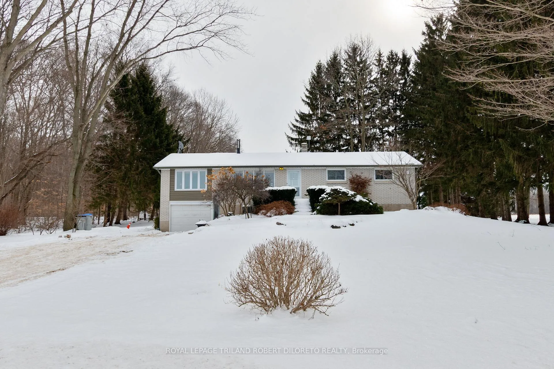 Photo 3 of 7417 Inadale Drive, Strathroy-Caradoc, Rural Strathroy-Caradoc — HOMEH
