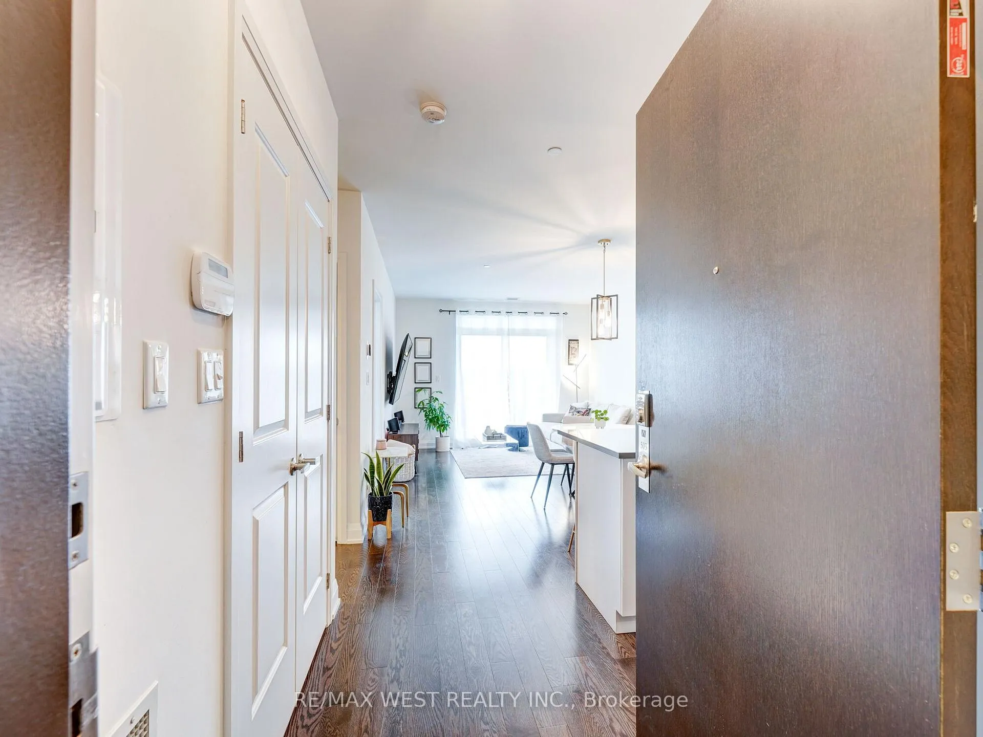 Photo 3 of Unit 503, 15277 Yonge Street, Aurora, Aurora Village — HOMEH