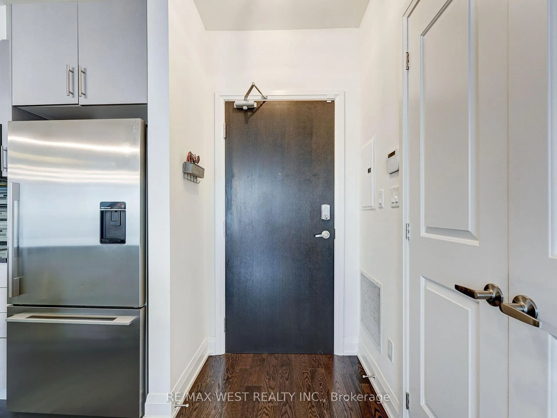 Photo 4 of Unit 503, 15277 Yonge Street, Aurora, Aurora Village — HOMEH