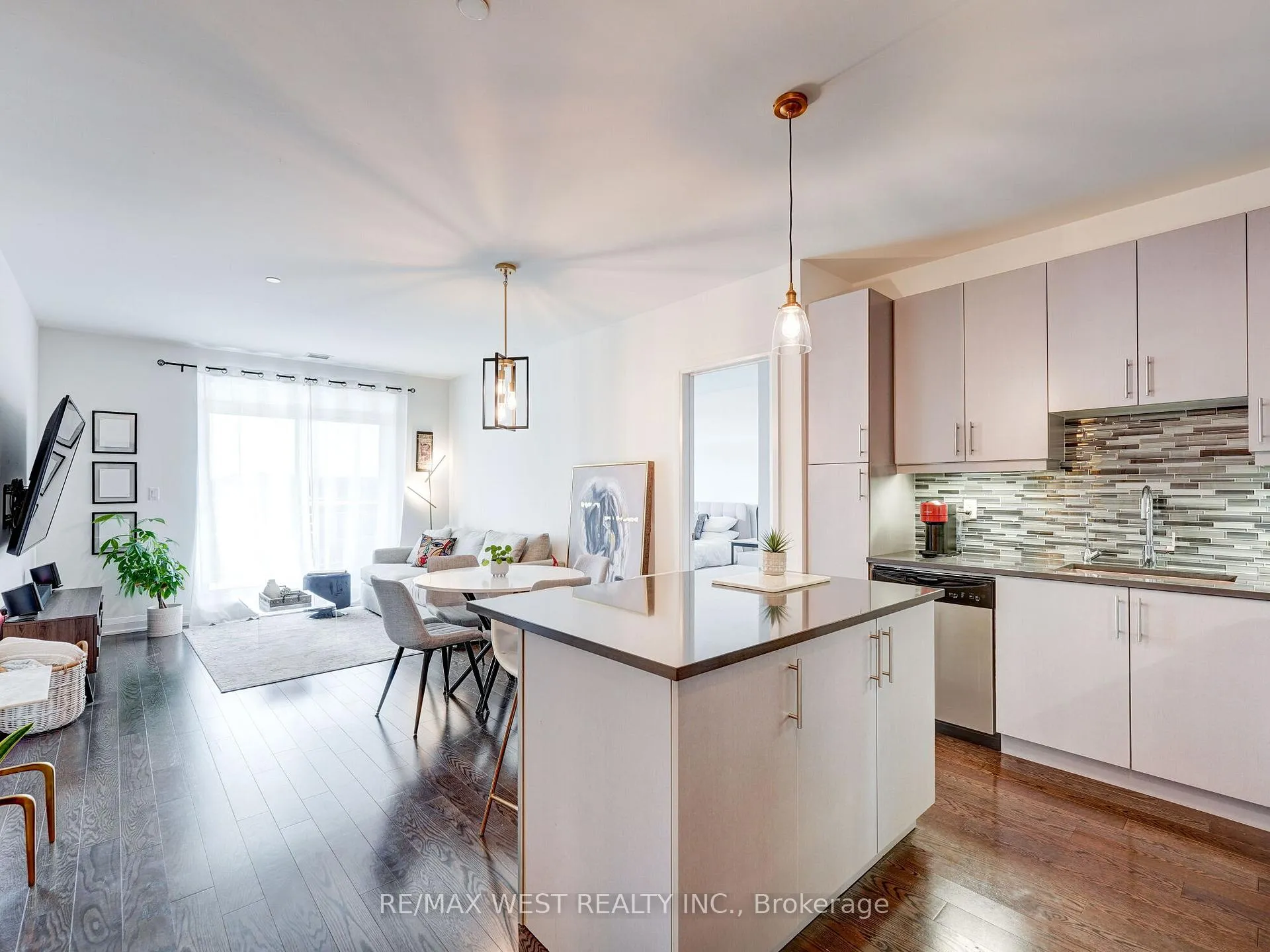 Photo 6 of Unit 503, 15277 Yonge Street, Aurora, Aurora Village — HOMEH
