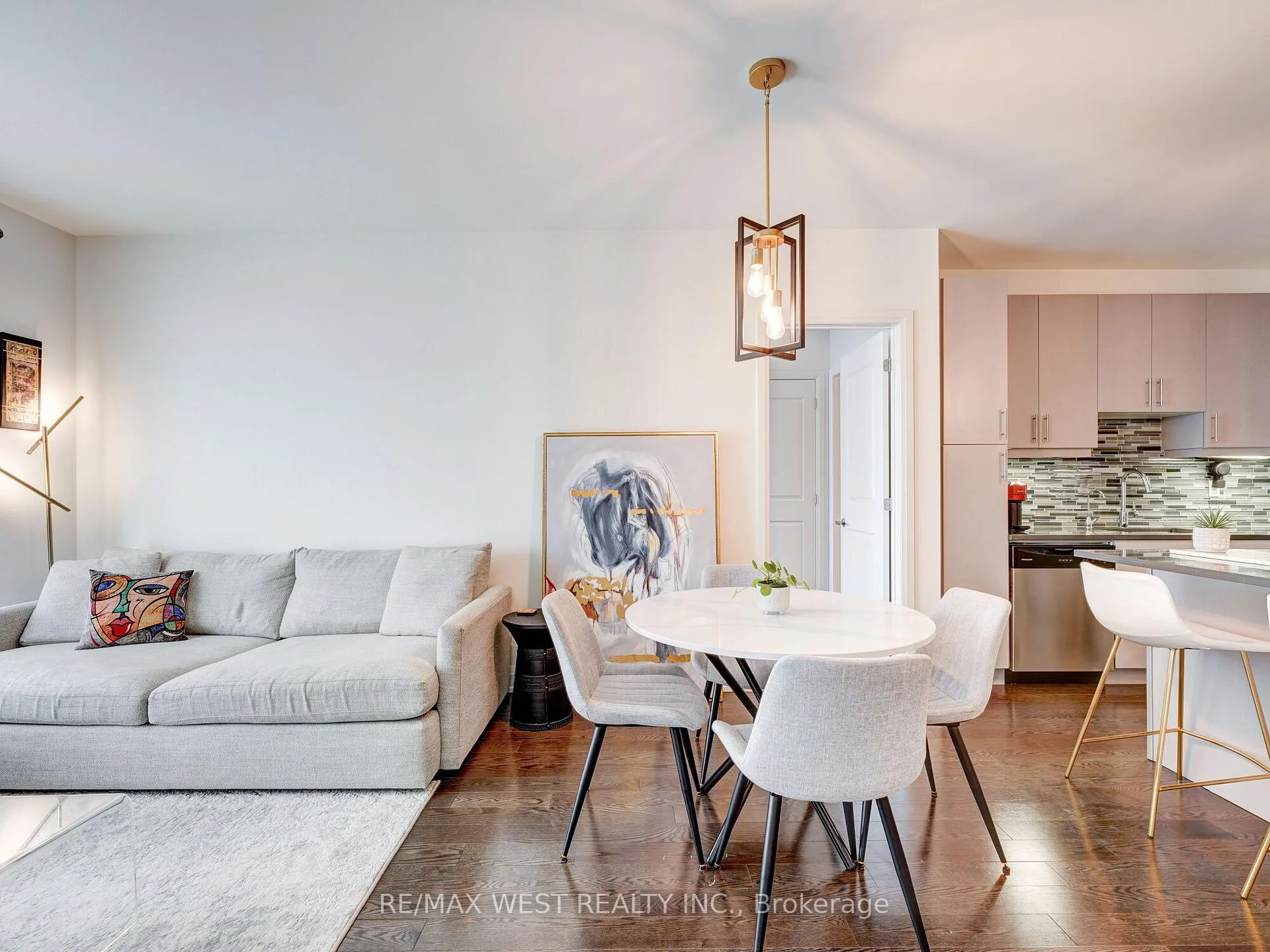 Photo 8 of Unit 503, 15277 Yonge Street, Aurora, Aurora Village — HOMEH