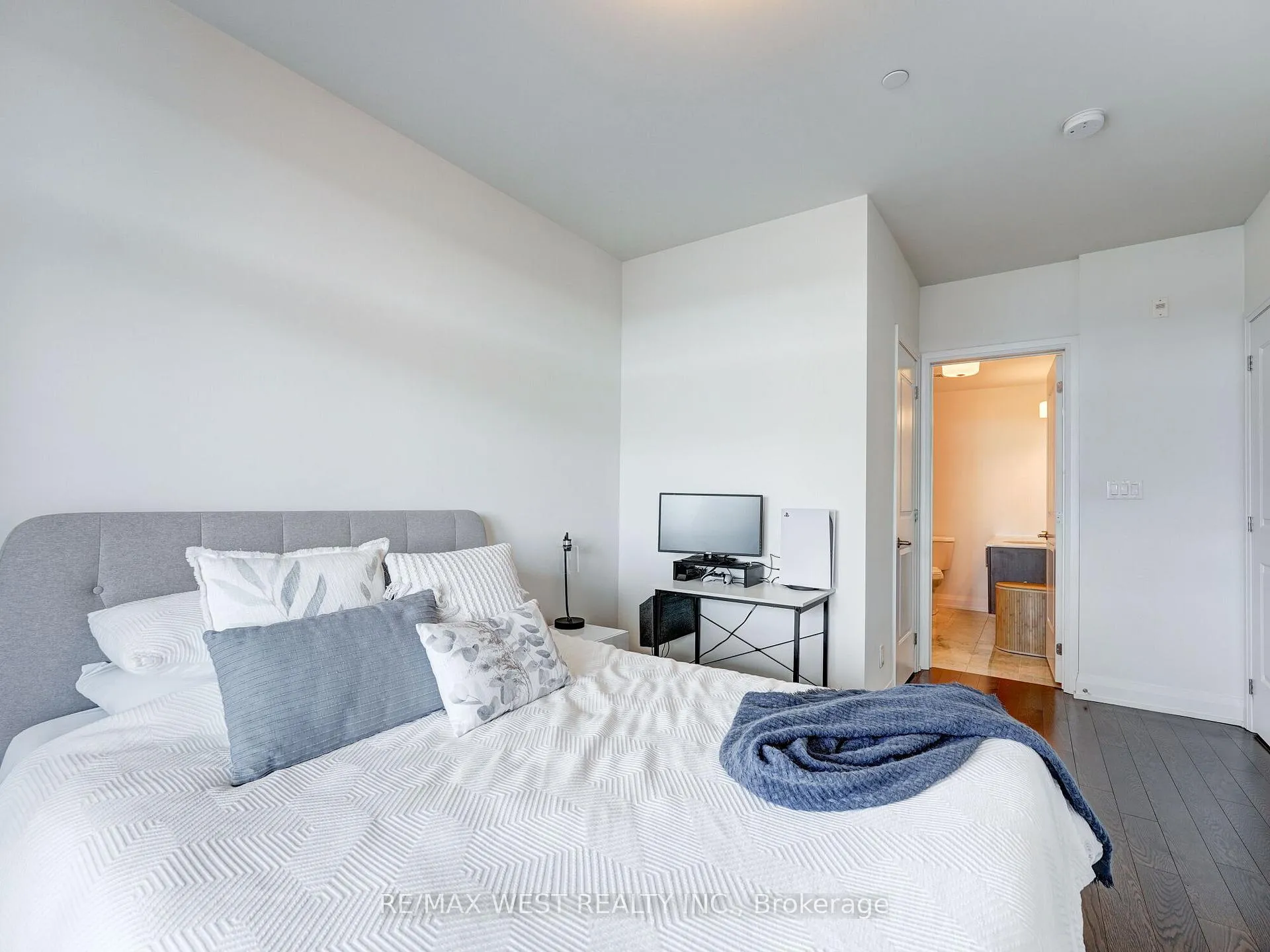 Photo 23 of Unit 503, 15277 Yonge Street, Aurora, Aurora Village — HOMEH