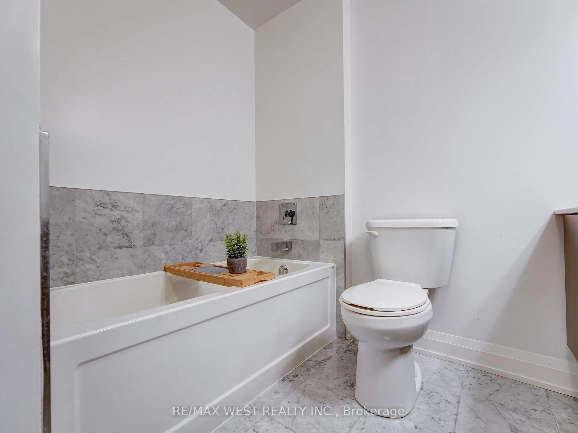 Photo 26 of Unit 503, 15277 Yonge Street, Aurora, Aurora Village — HOMEH