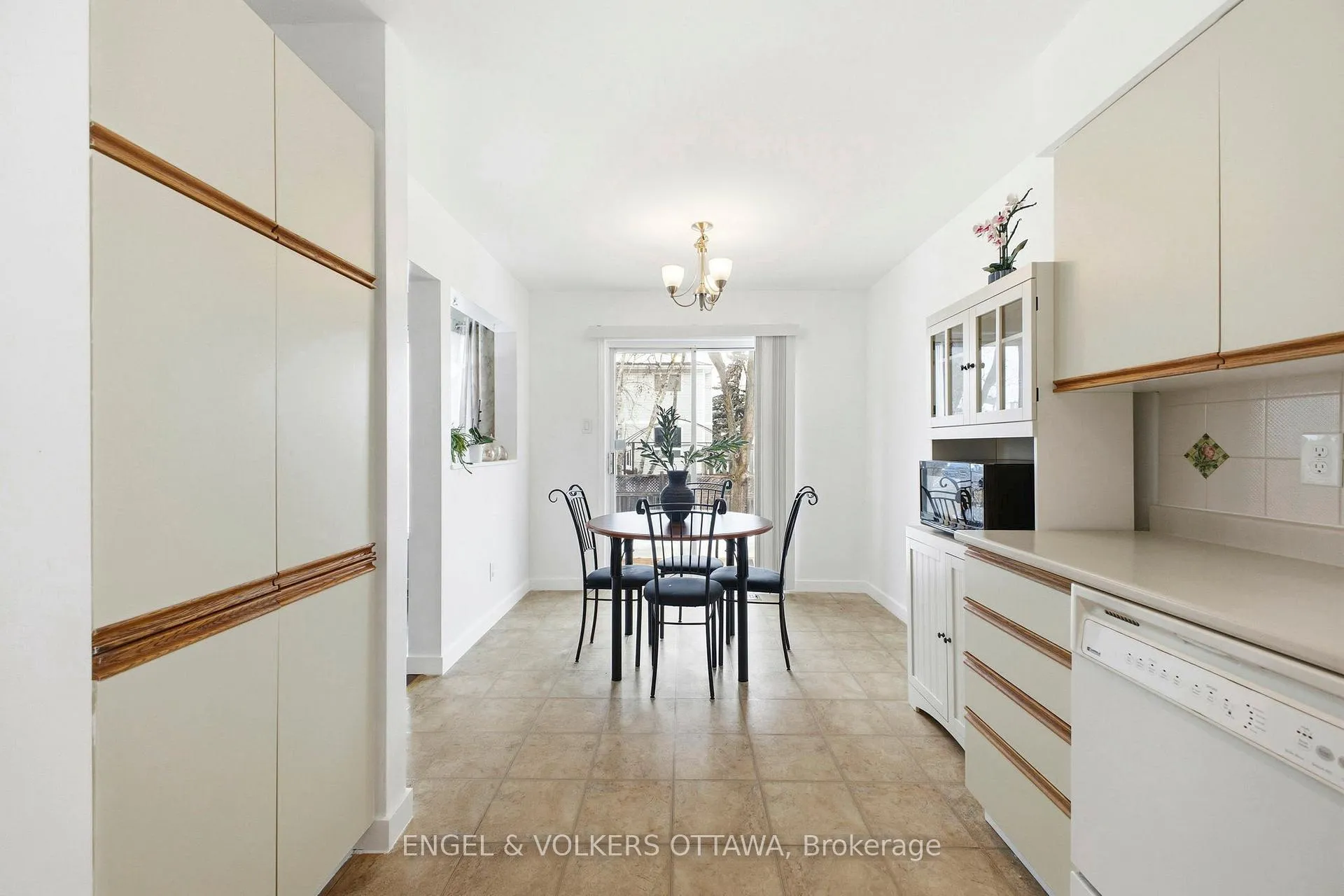 Photo 10 of 14 Gamma Court, Ottawa, Barrhaven - Heritage Park — HOMEH