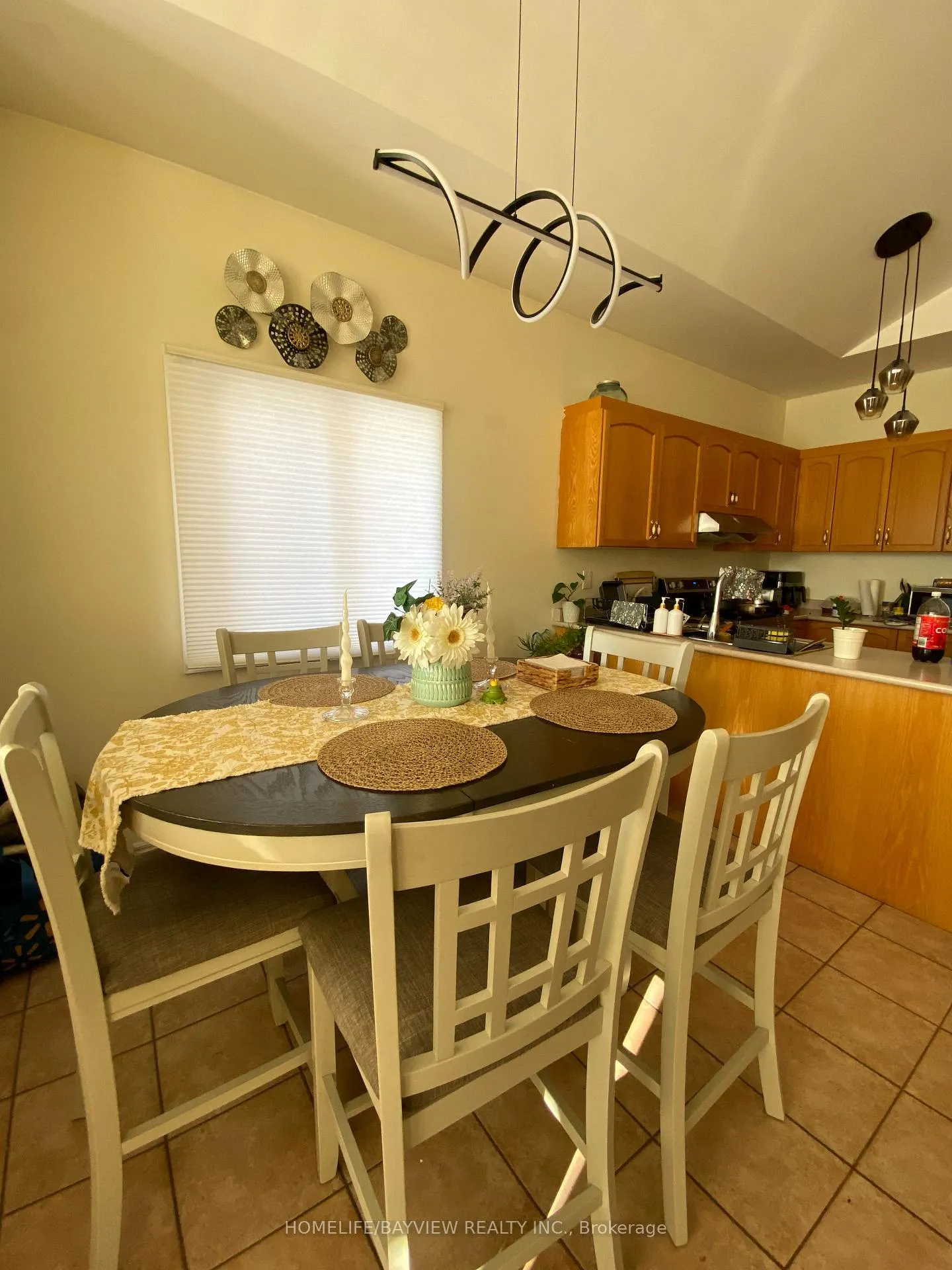 Photo 6 of 32 Villandry Crescent, Vaughan, Maple — HOMEH