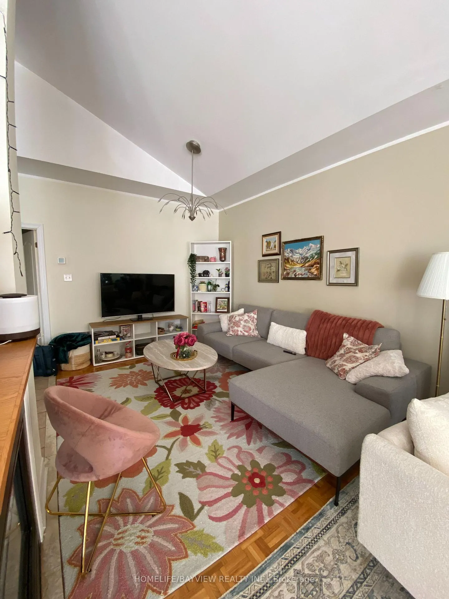 Photo 7 of 32 Villandry Crescent, Vaughan, Maple — HOMEH