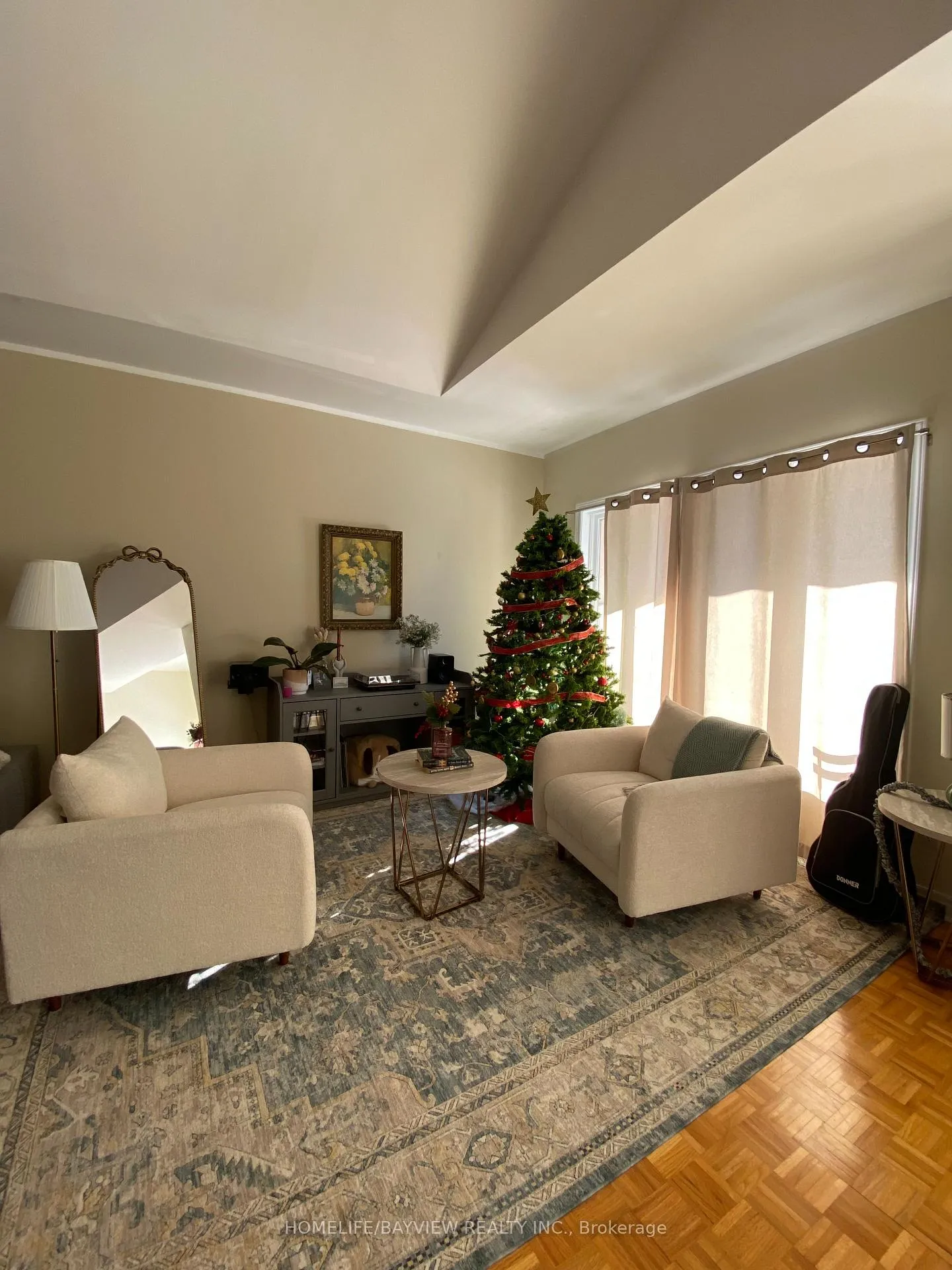 Photo 8 of 32 Villandry Crescent, Vaughan, Maple — HOMEH