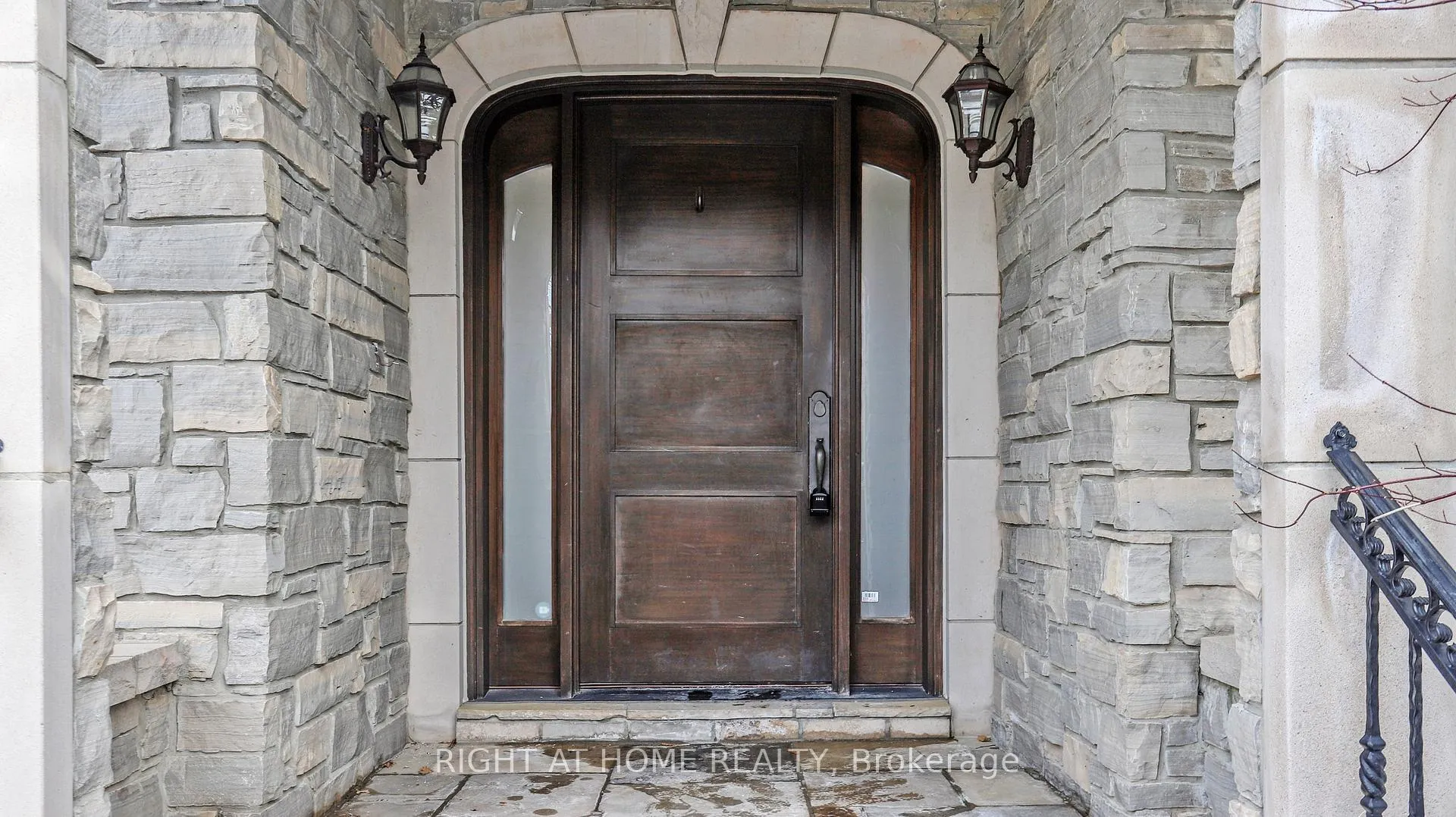 Photo 4 of 147 Westridge Drive, Vaughan, Kleinburg — HOMEH