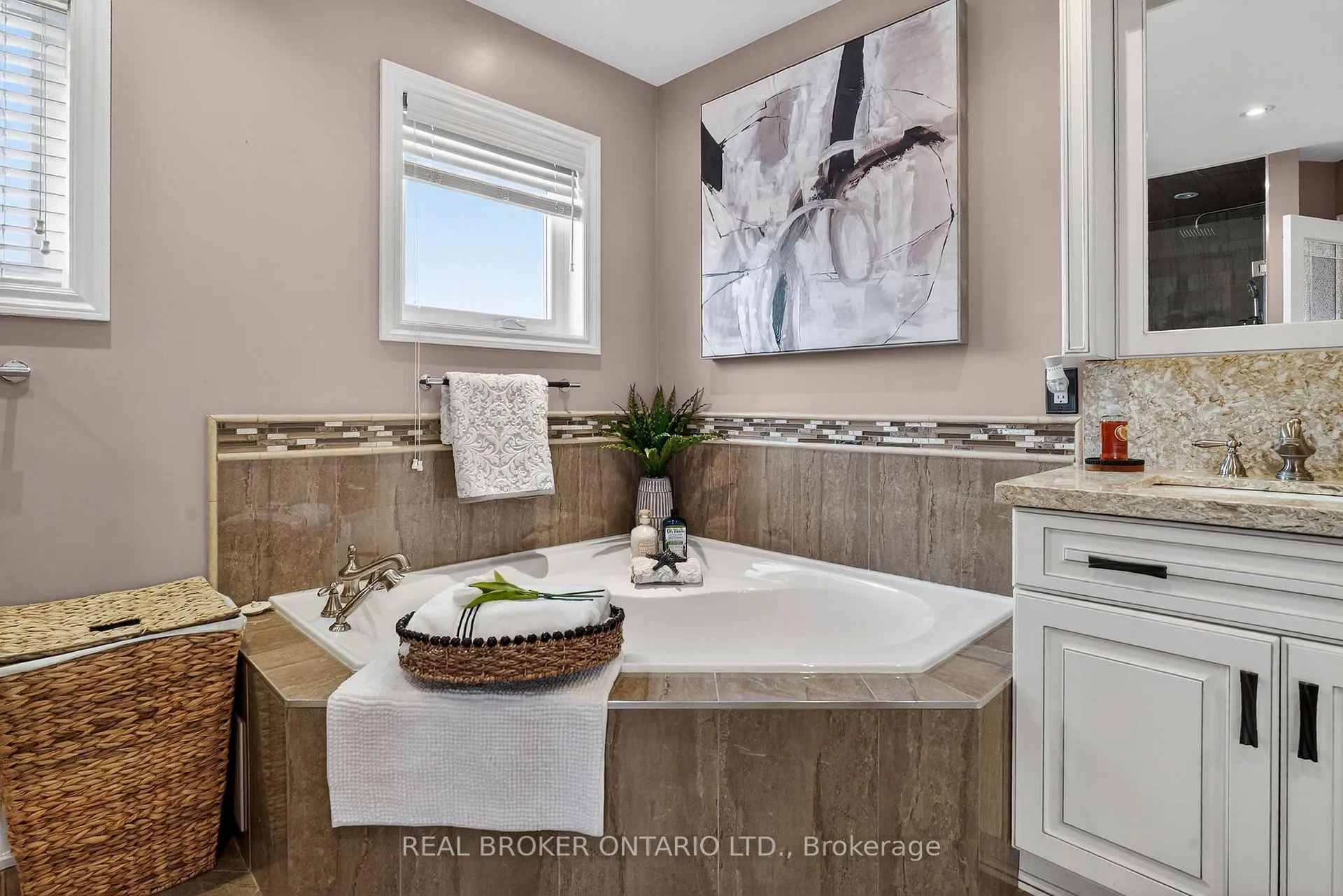 Photo 21 of 39 Pinebrook Circle, Caledon, Rural Caledon — HOMEH