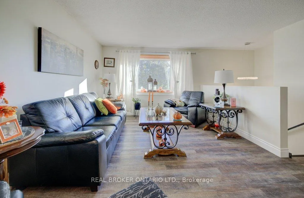 Photo 4 of 34 Willow Green Court, Kitchener — HOMEH