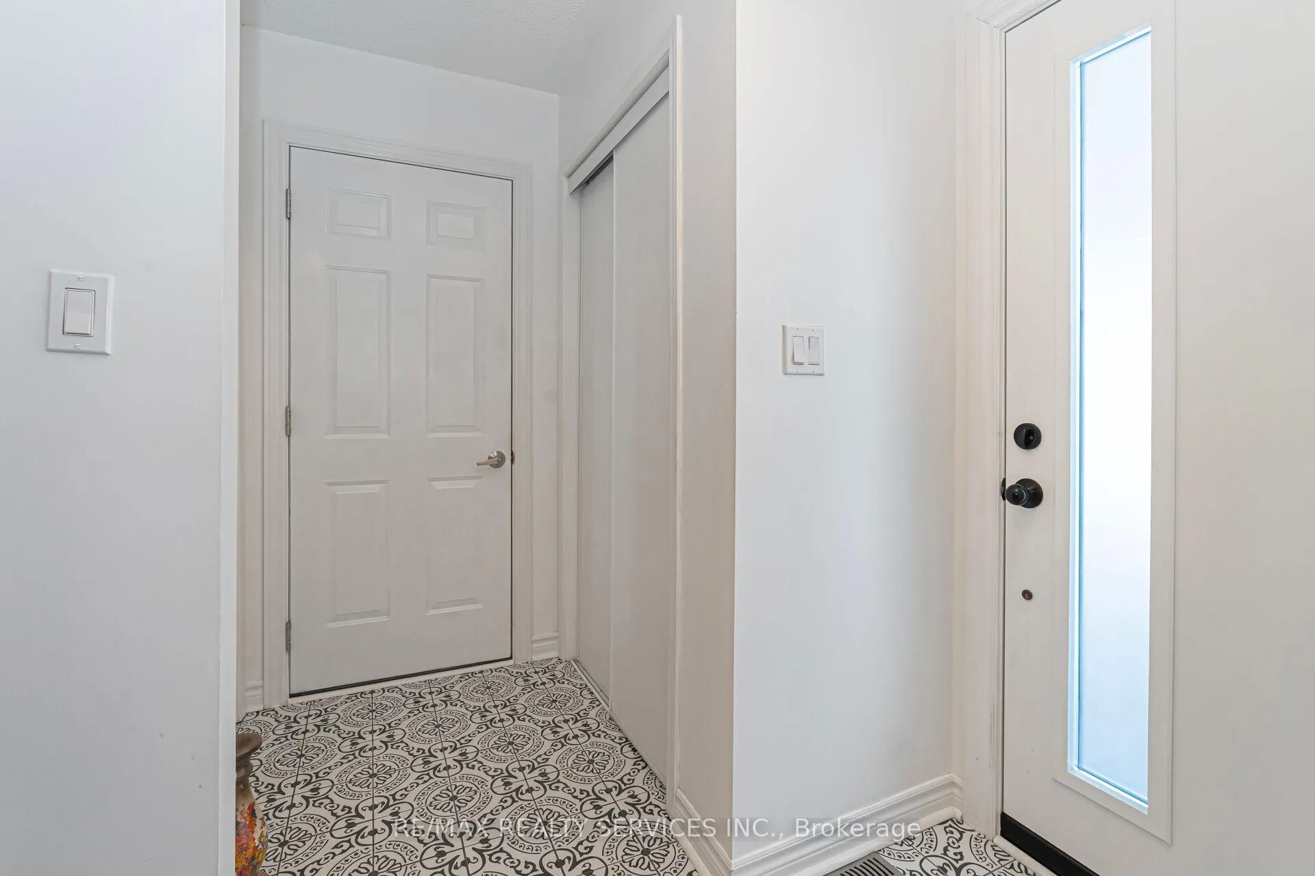 Photo 4 of 12 Thorpe Crescent, Brampton, Fletcher's Meadow — HOMEH