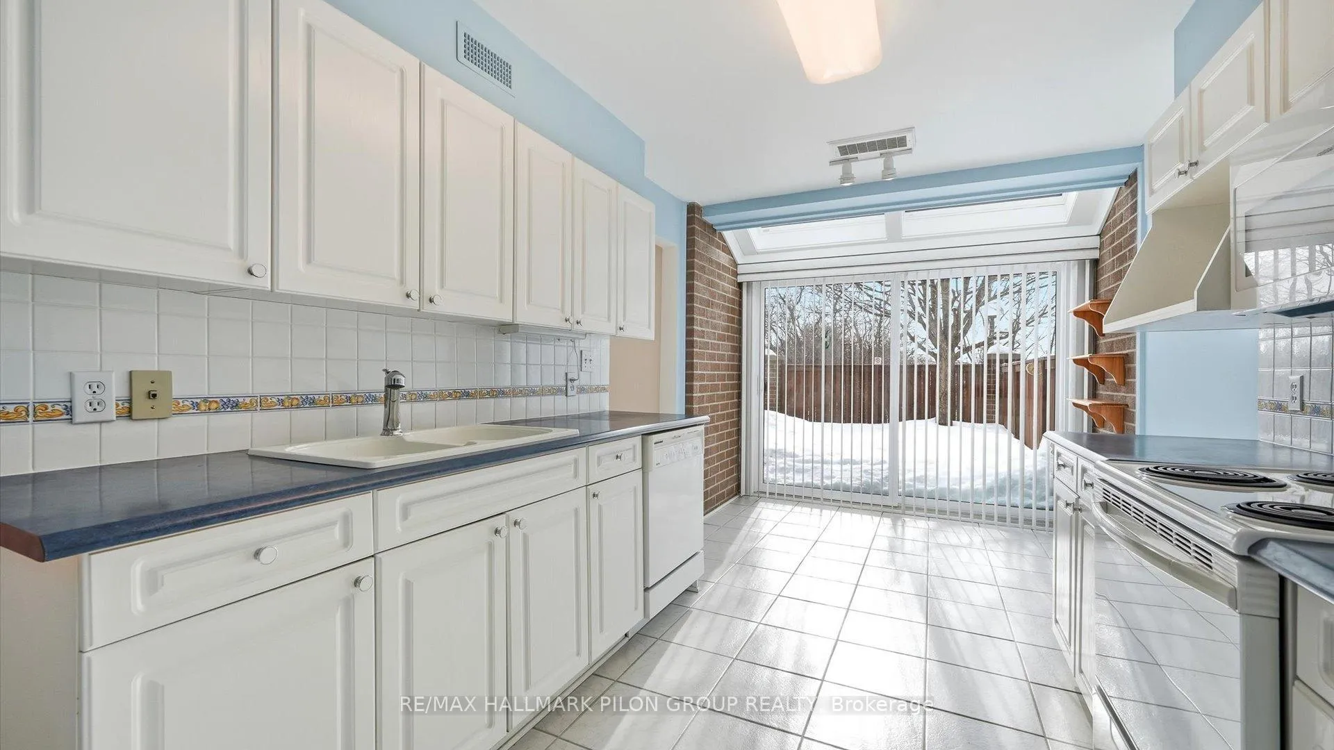 Photo 8 of Unit 29, 100 Hillside Drive, Ottawa, Viscount Alexander Park — HOMEH