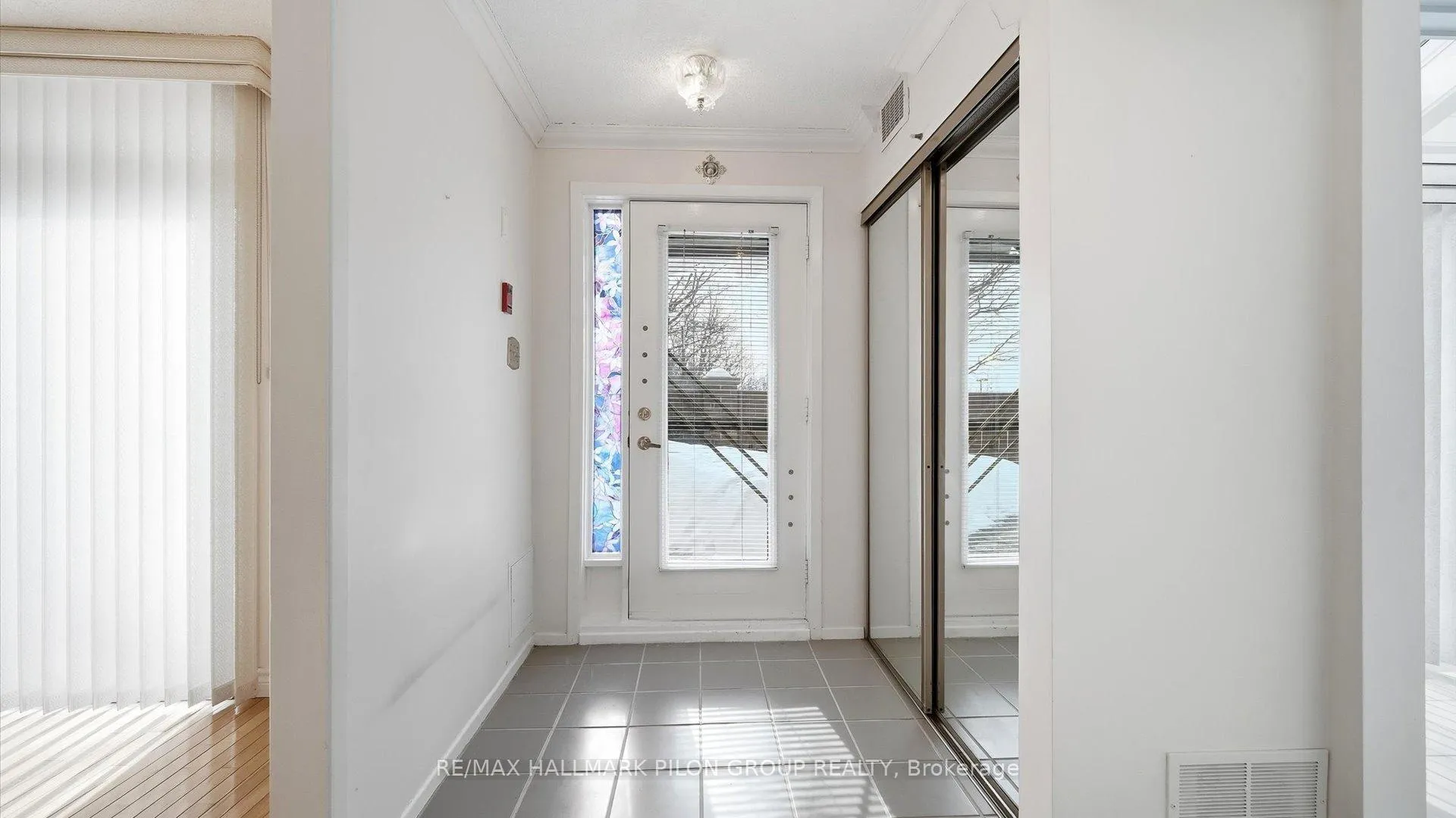 Photo 13 of Unit 29, 100 Hillside Drive, Ottawa, Viscount Alexander Park — HOMEH