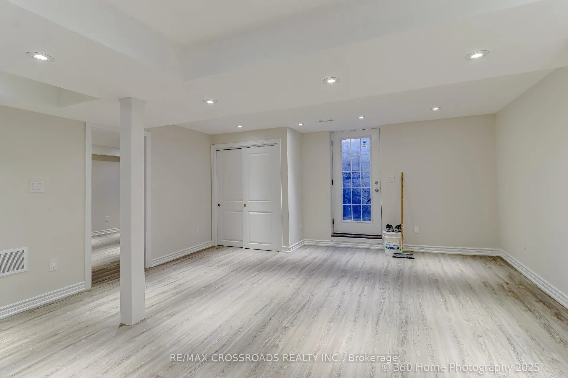 Photo 3 of 305 Old Harwood Avenue E, Ajax, Central — HOMEH