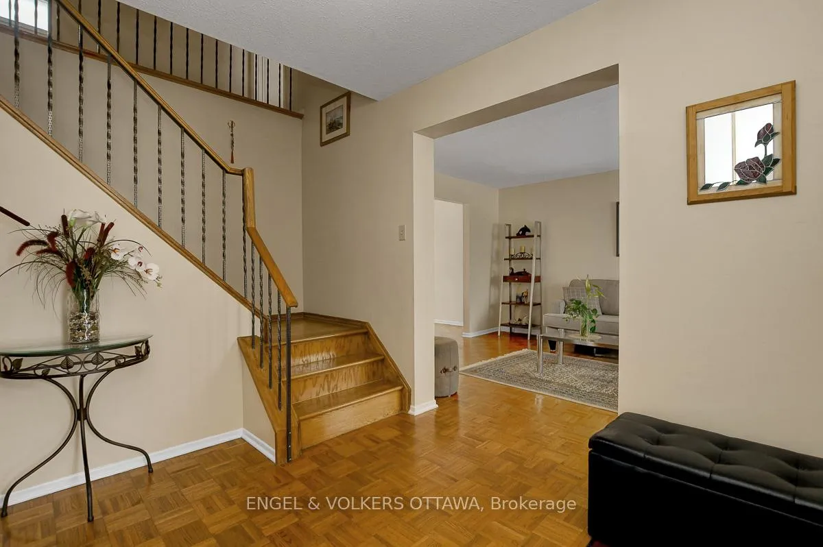 Photo 8 of 1016 Driftwood Crescent, Ottawa, Convent Glen — HOMEH