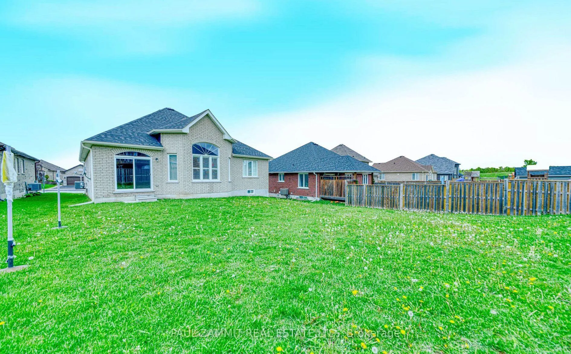 Photo 10 of 42 Barron Boulevard, Kawartha Lakes, Lindsay — HOMEH