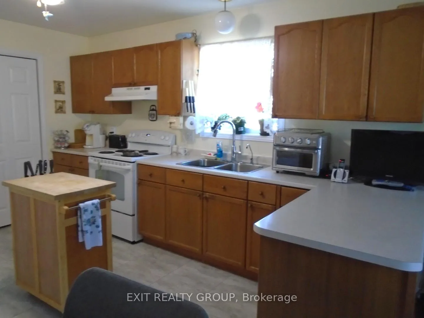 Photo 6 of 33 Cretney Drive, Prince Edward County, Wellington — HOMEH