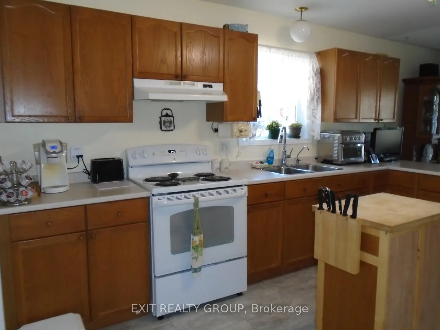 Photo 7 of 33 Cretney Drive, Prince Edward County, Wellington — HOMEH