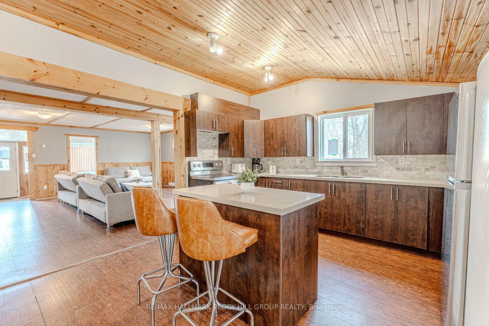 Photo 3 of 711 Mosley Street, Wasaga Beach — HOMEH