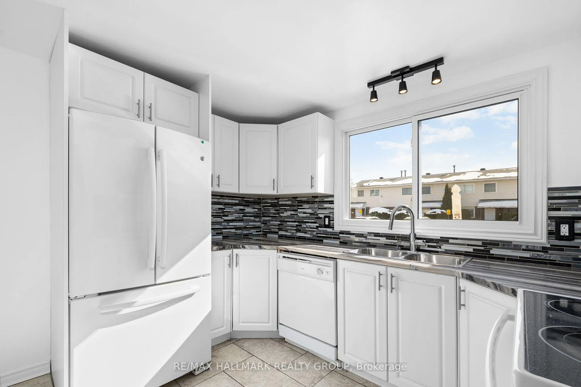 Photo 7 of Unit C, 1458 Heatherington Road, Ottawa, Heron Gate/Industrial Park — HOMEH