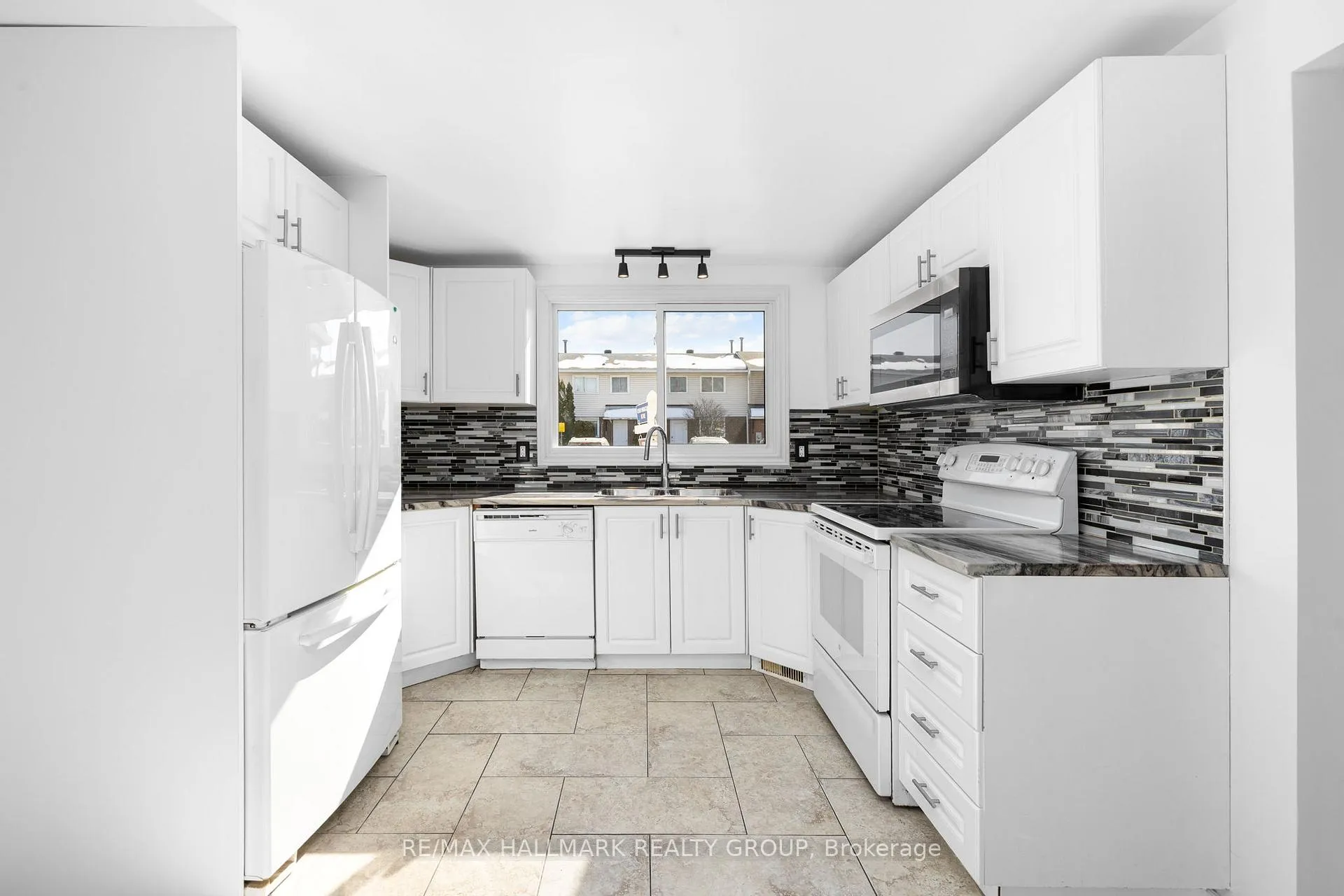 Photo 8 of Unit C, 1458 Heatherington Road, Ottawa, Heron Gate/Industrial Park — HOMEH