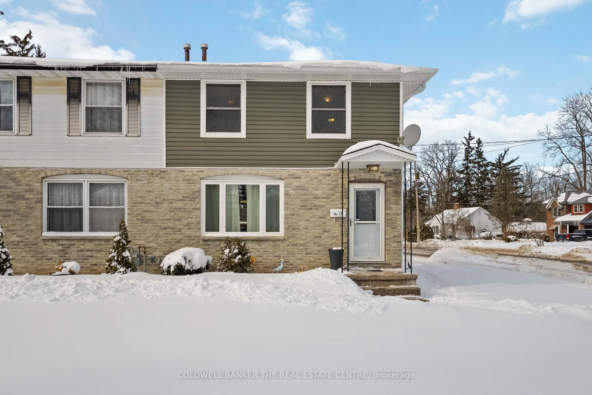 Front of 19 Kittridge Avenue W