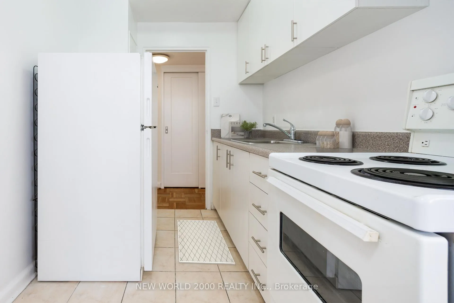 Photo 7 of Unit 208, 1220 Bayview Avenue, Toronto, Leaside — HOMEH