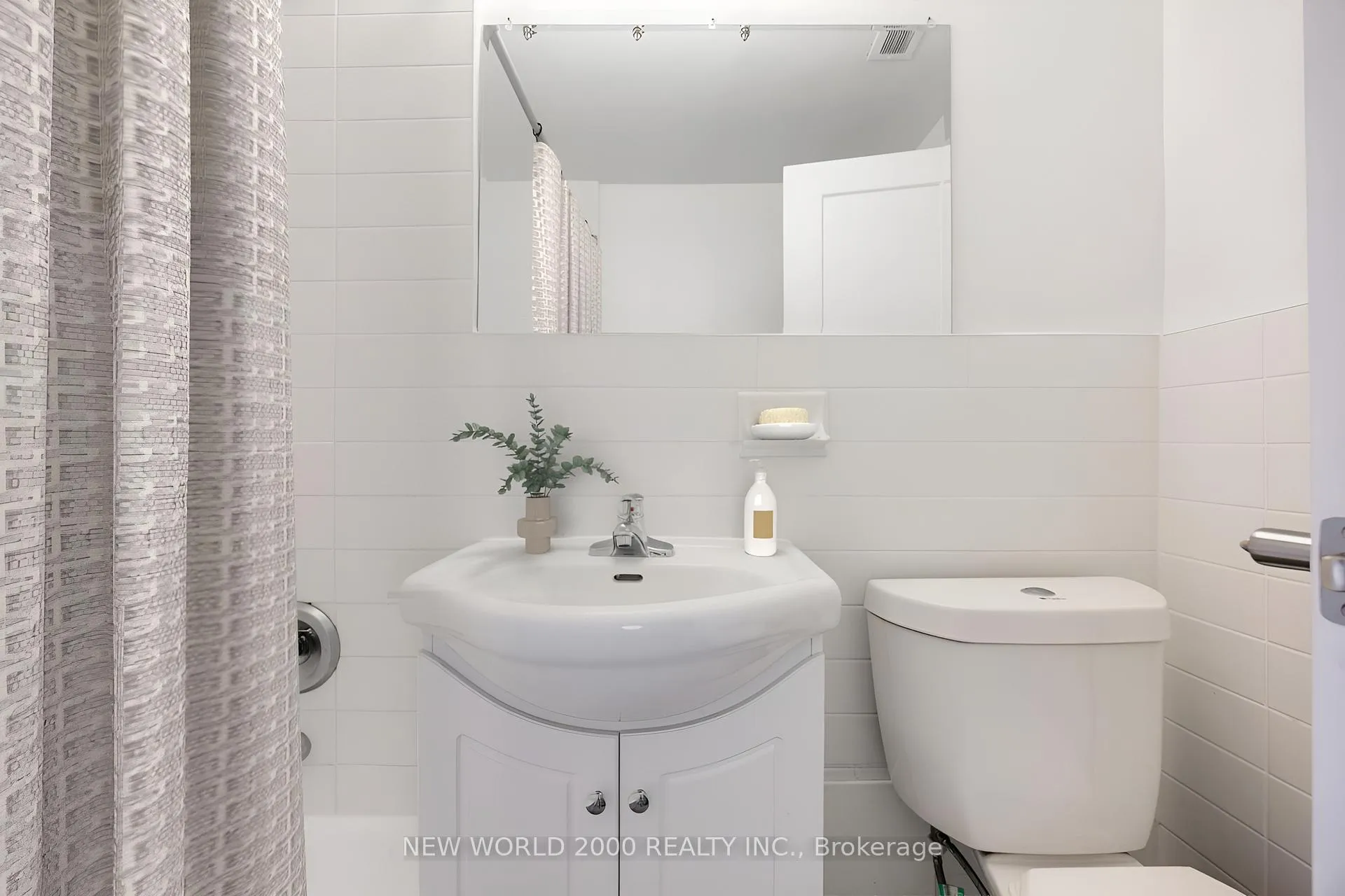 Photo 8 of Unit 208, 1220 Bayview Avenue, Toronto, Leaside — HOMEH